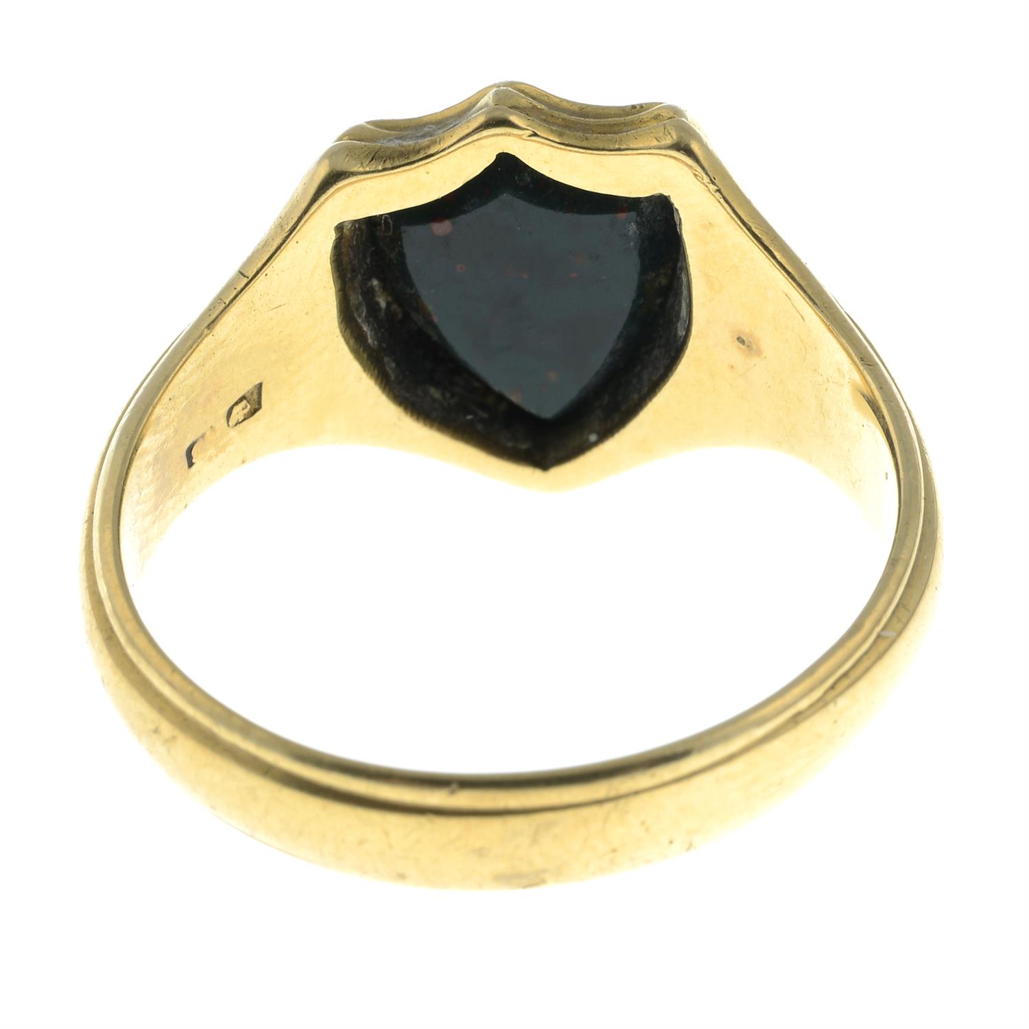 An Edwardian 18ct gold shield-shape glass signet ring. - Image 4 of 5