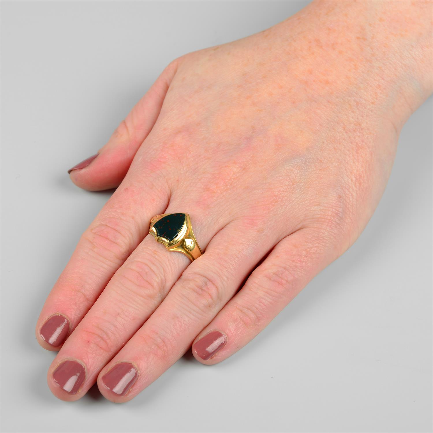 An Edwardian 18ct gold shield-shape glass signet ring. - Image 5 of 5