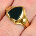 An Edwardian 18ct gold shield-shape glass signet ring.