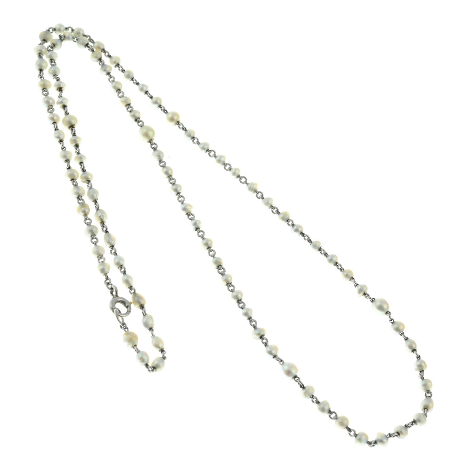 A pearl and seed pearl necklace. - Image 2 of 4