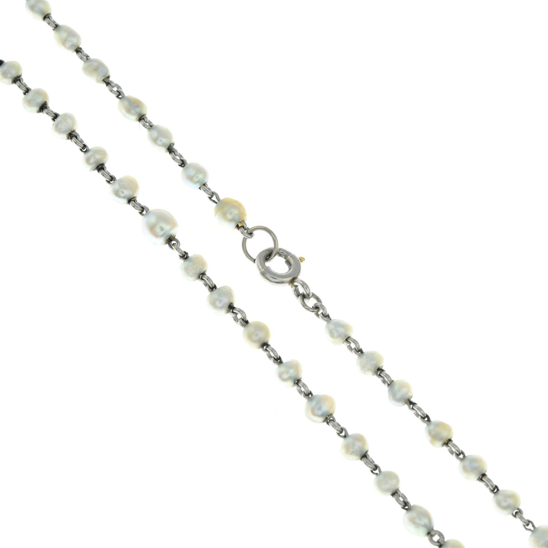 A pearl and seed pearl necklace. - Image 3 of 4