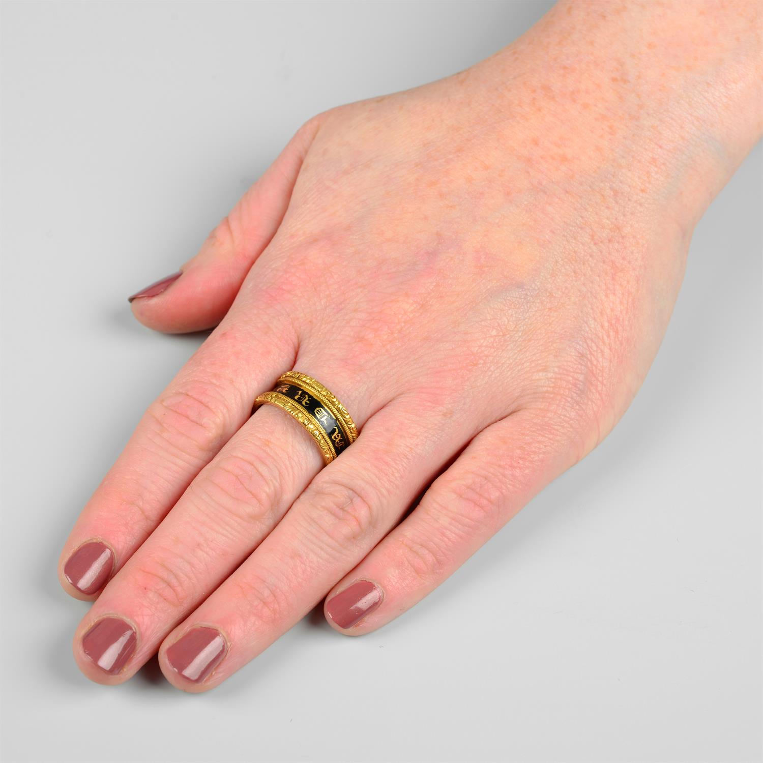 An early Victorian 22ct gold black enamel and gilt 'In Memory Of' band ring, with foliate embossed - Image 5 of 5