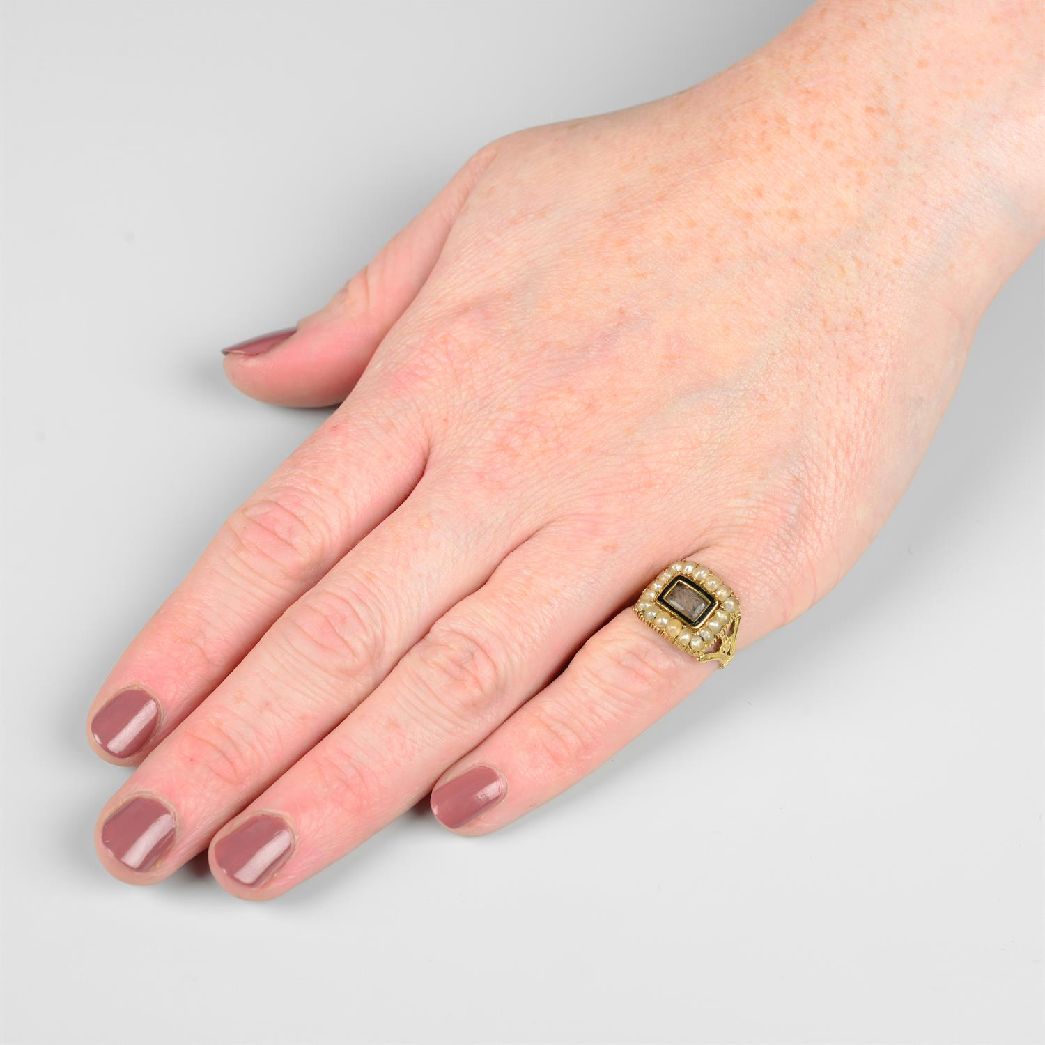 A late Georgian 18ct gold glazed woven hair memorial ring, with black enamel and split pearl - Image 5 of 5