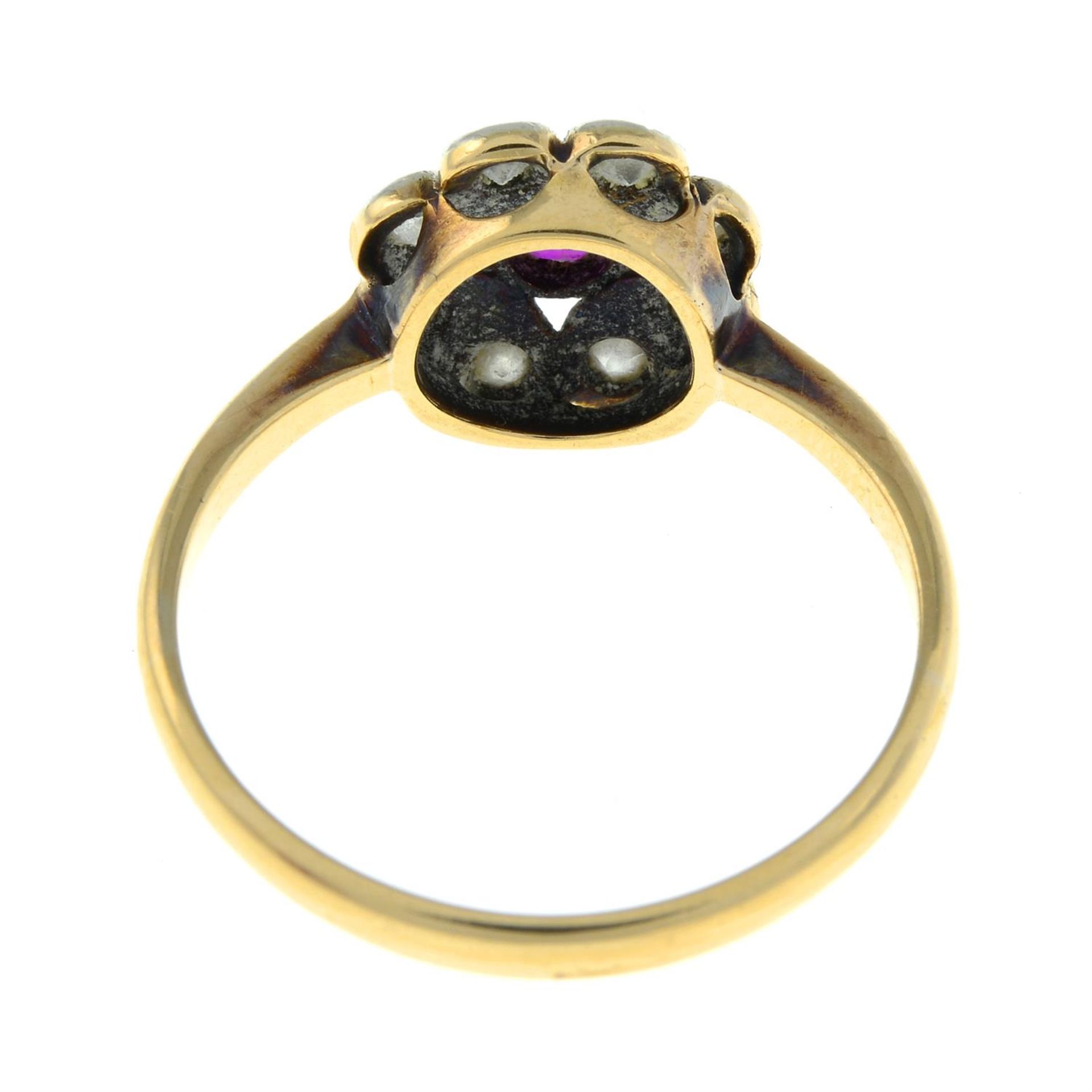 A mid 20th century 18ct gold ruby and single-cut diamond floral cluster ring. - Bild 3 aus 4