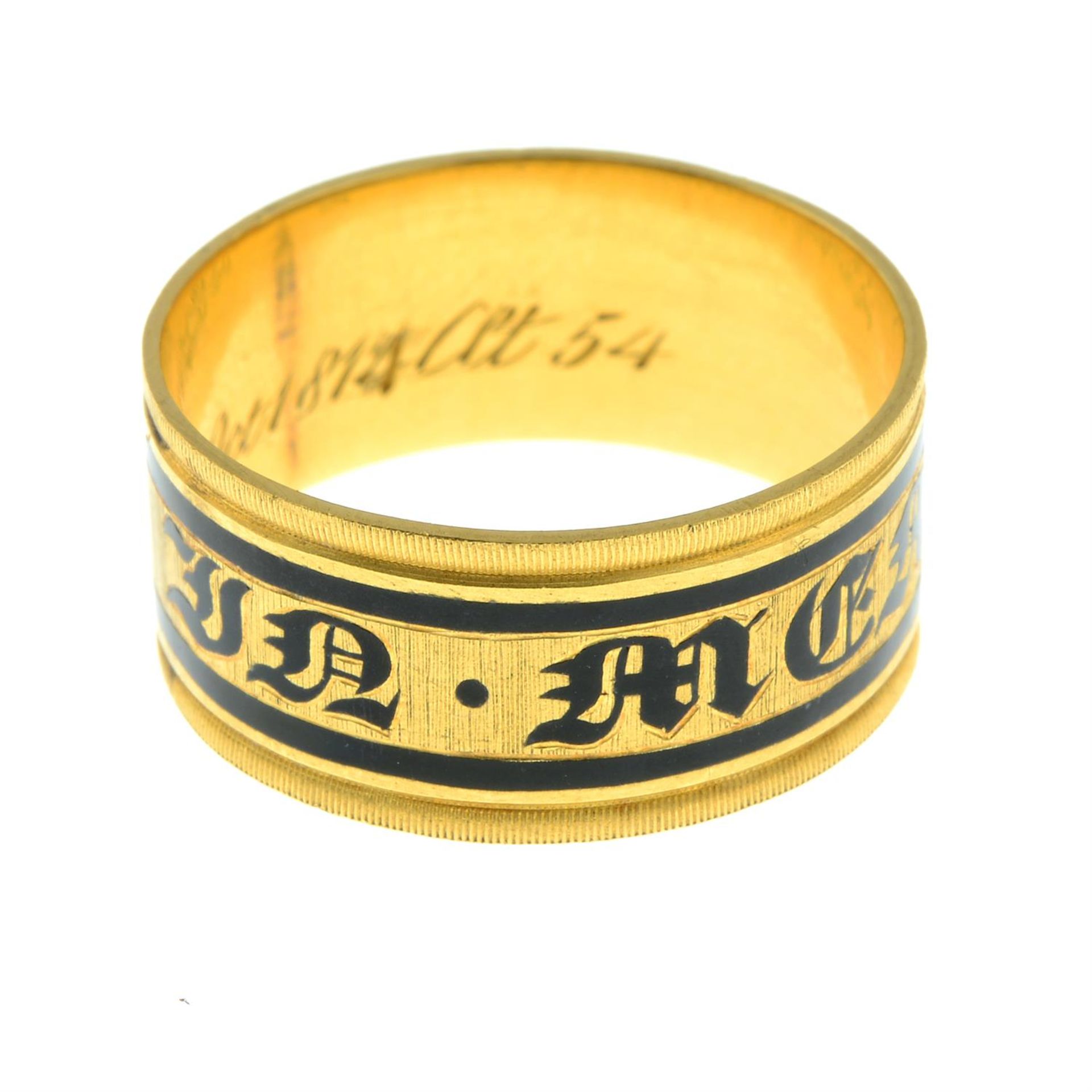 A late Georgian gold black enamel 'In Memory Of' memorial band ring. - Bild 4 aus 5