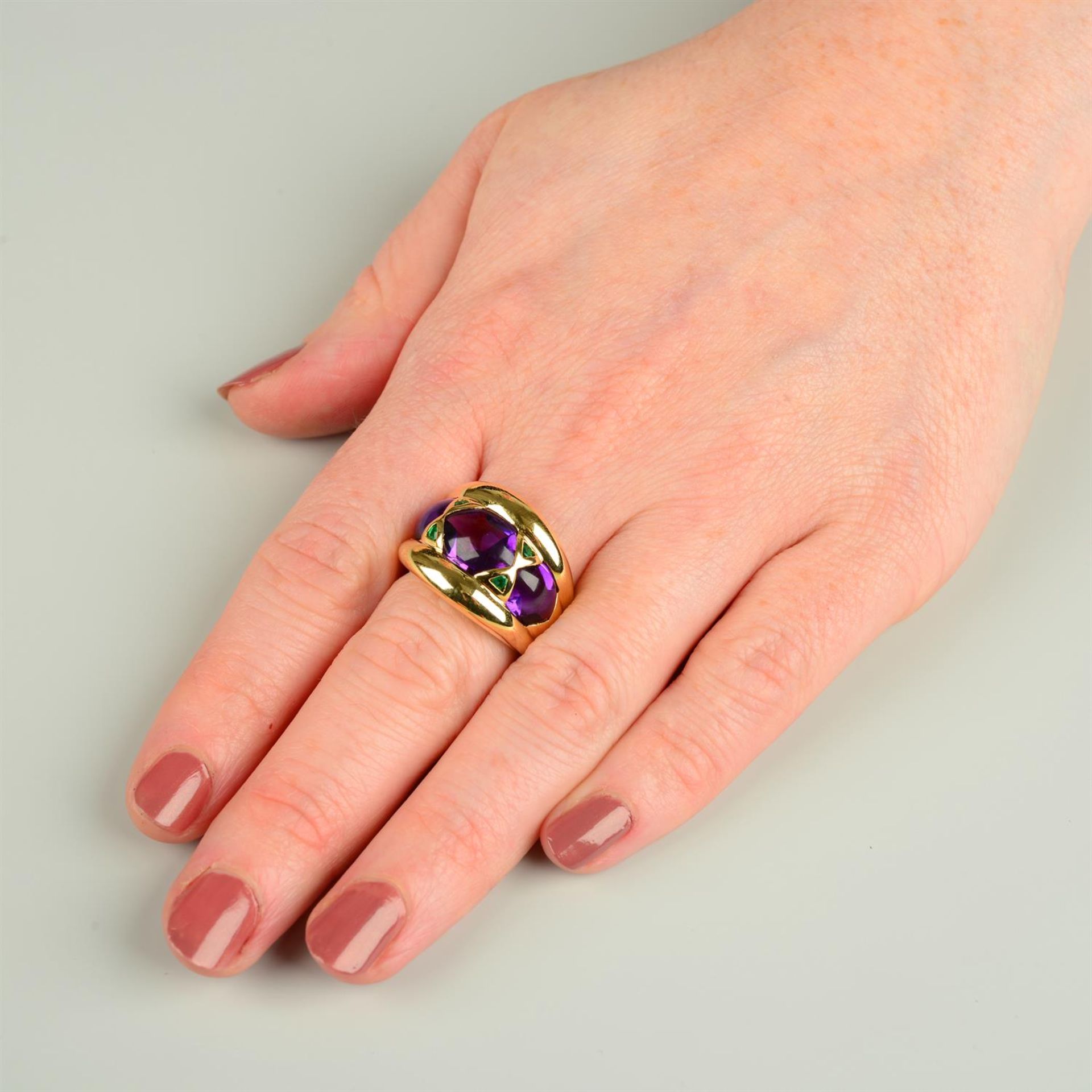 A gold cabochon amethyst and emerald dress ring. - Image 5 of 5