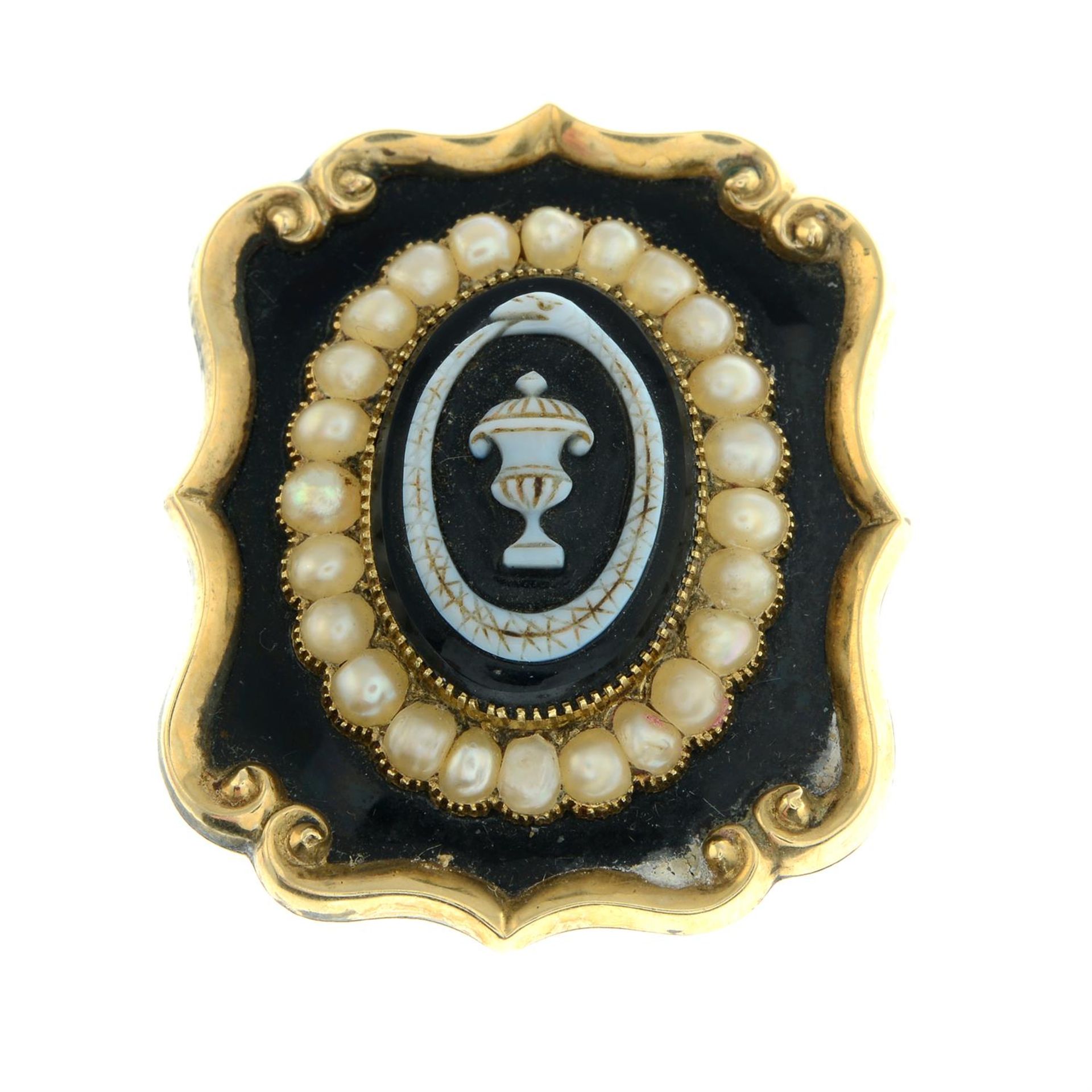 An early Victorian gold carved onyx urn and ouroboros mourning brooch, with split pearl and black - Bild 2 aus 4