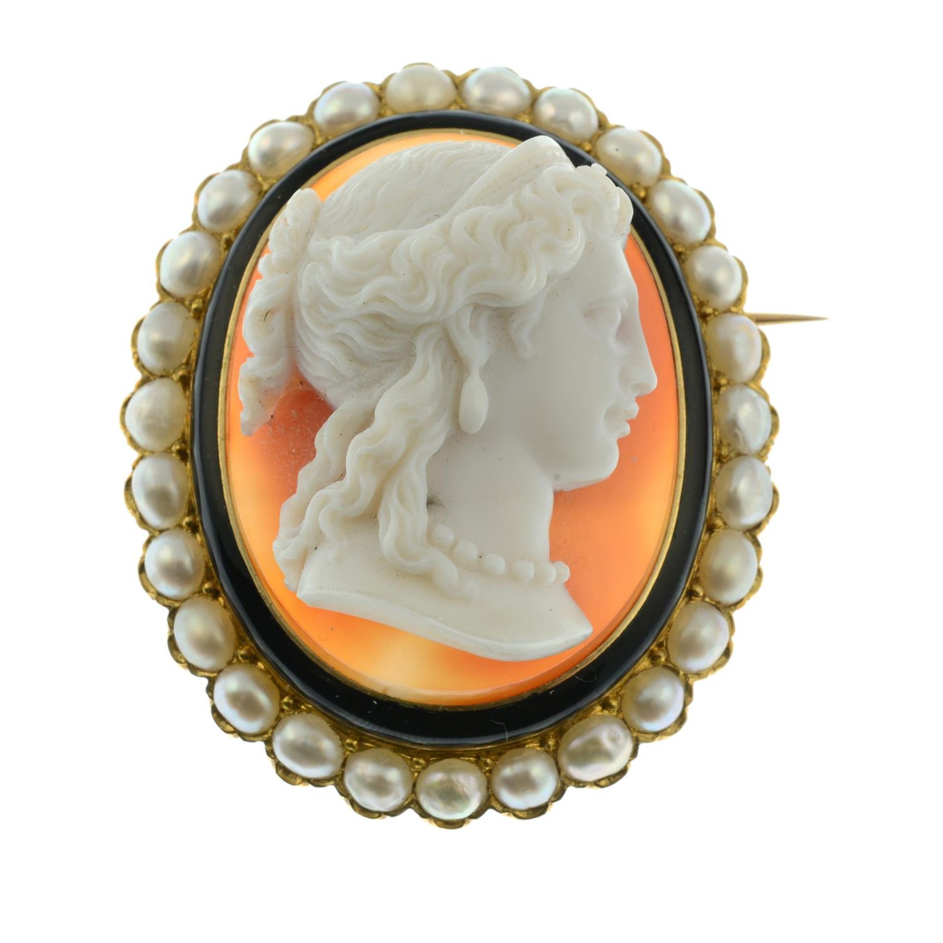 A late 19th century 18ct gold carved sardonyx cameo brooch, with black enamel and split pearl - Bild 2 aus 4