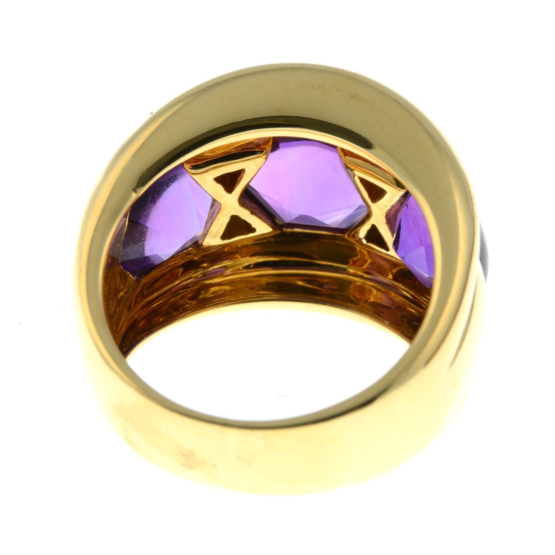 A gold cabochon amethyst and emerald dress ring. - Image 4 of 5