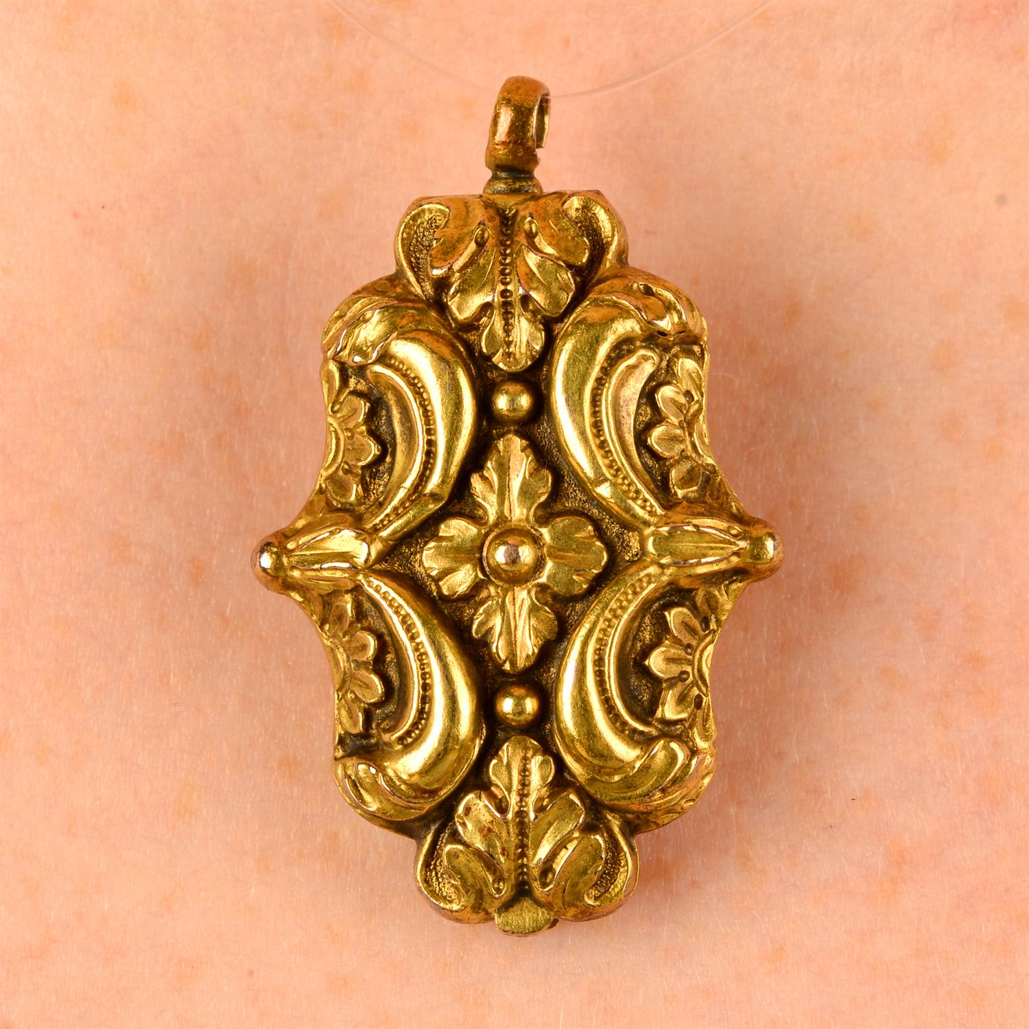 An early 19th century 18ct gold foliate embossed vinaigrette, with original sponge.