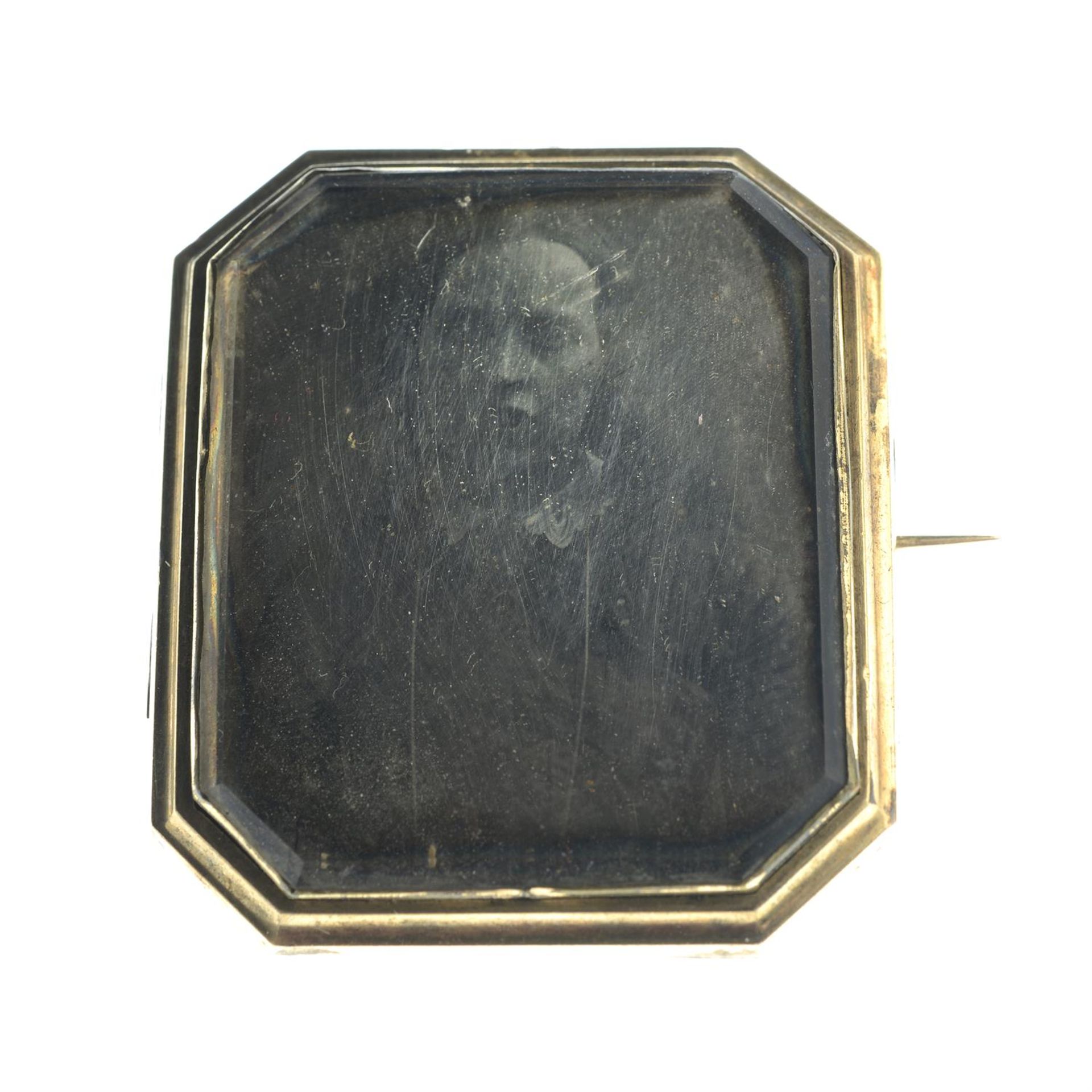 A mid 19th century daguerreotype photographic memorial brooch, with woven hair glazed locket and - Bild 2 aus 5