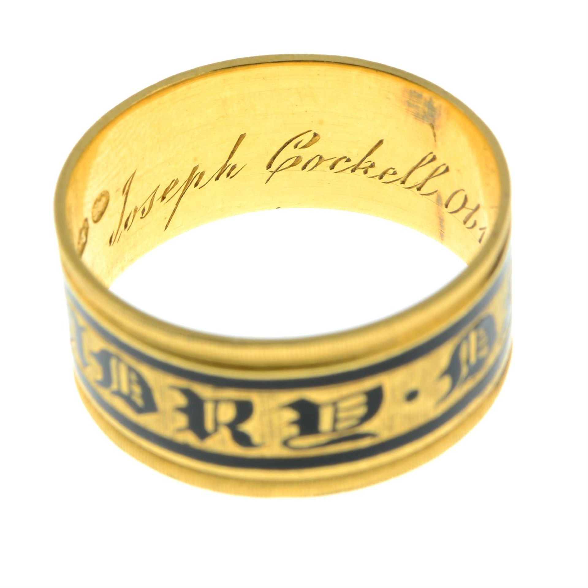 A late Georgian gold black enamel 'In Memory Of' memorial band ring. - Bild 3 aus 5