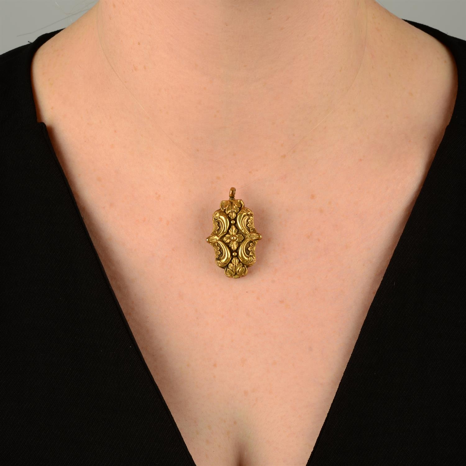 An early 19th century 18ct gold foliate embossed vinaigrette, with original sponge. - Image 4 of 4