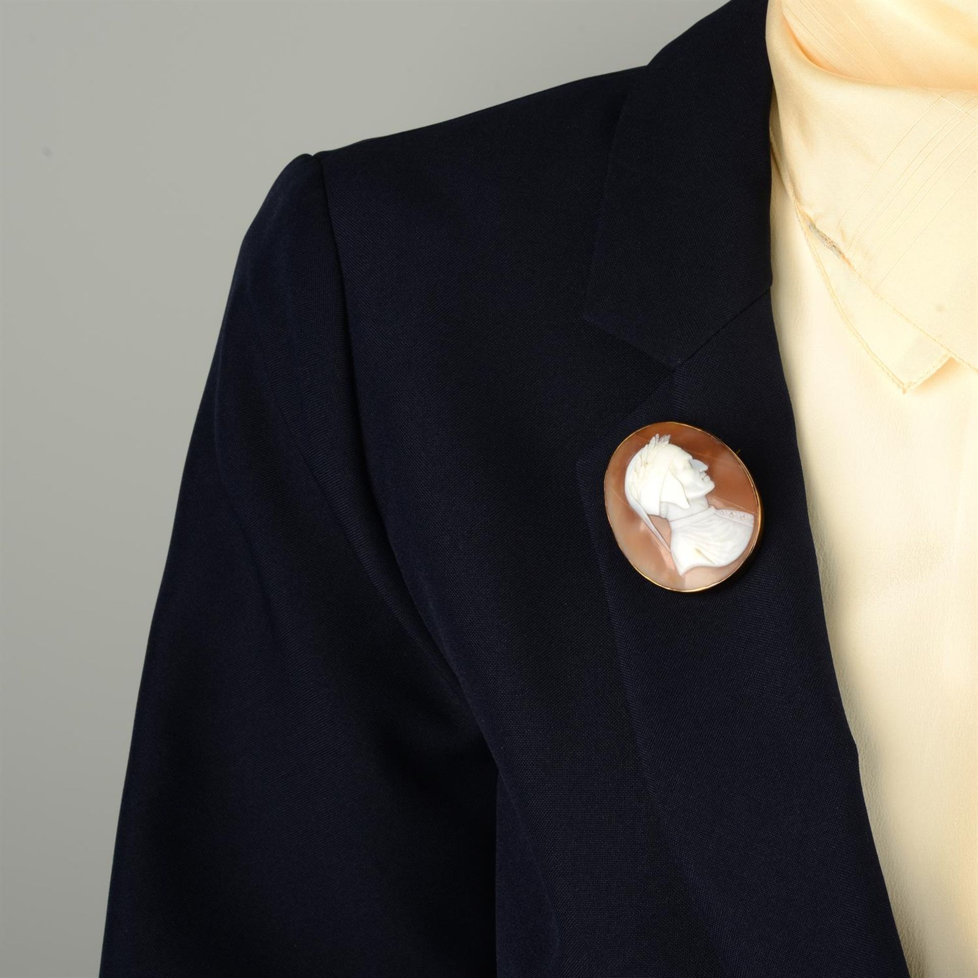 An early 20th century 9ct gold carved shell cameo brooch, depicting a man of antiquity in profile, - Image 4 of 4