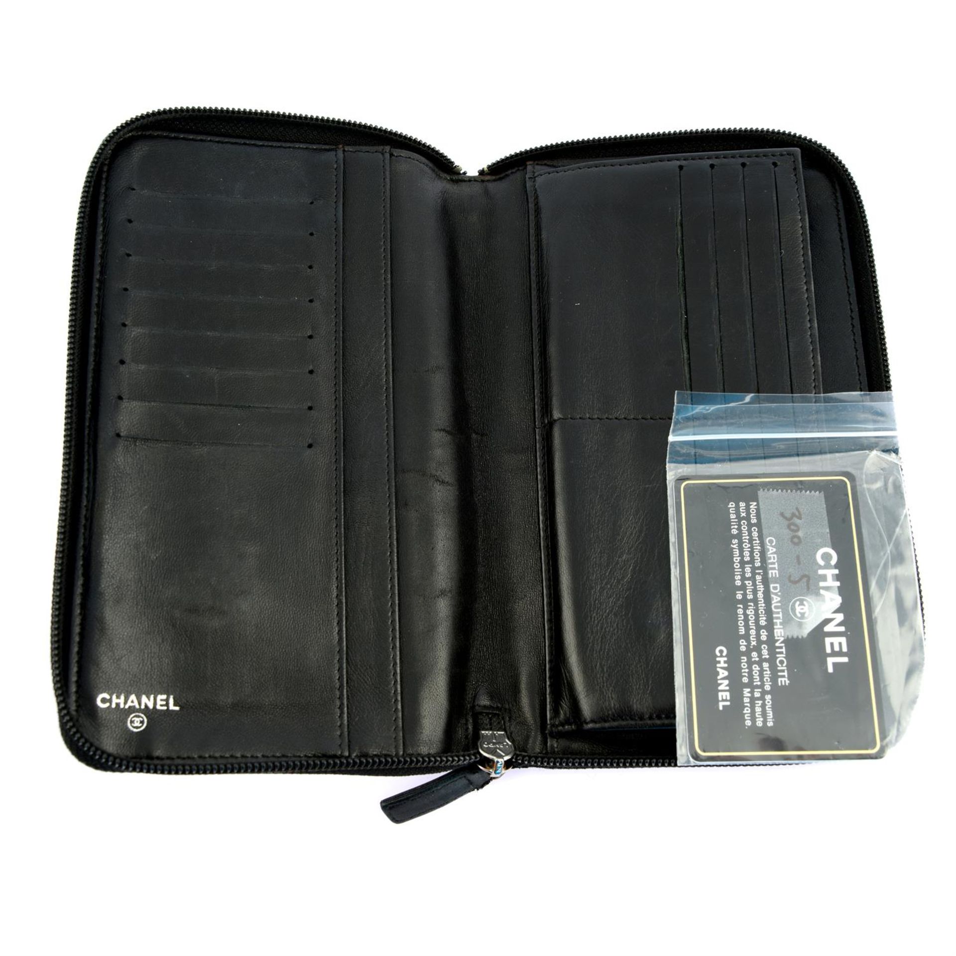 CHANEL – a black lambskin leather Camelia zip wallet. - Bild 3 aus 4
