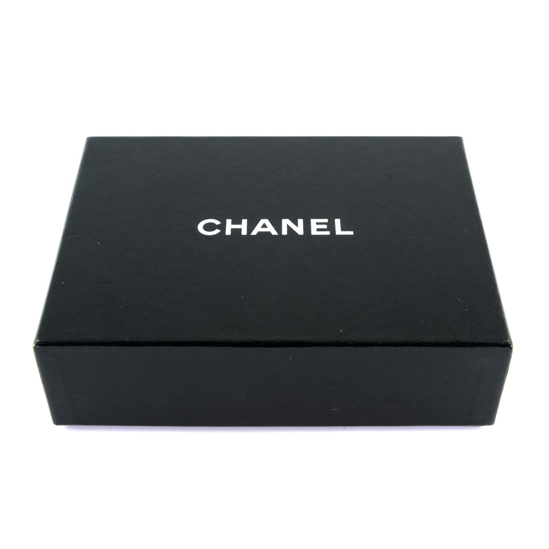CHANEL – a black lambskin leather Camelia zip wallet. - Image 4 of 4