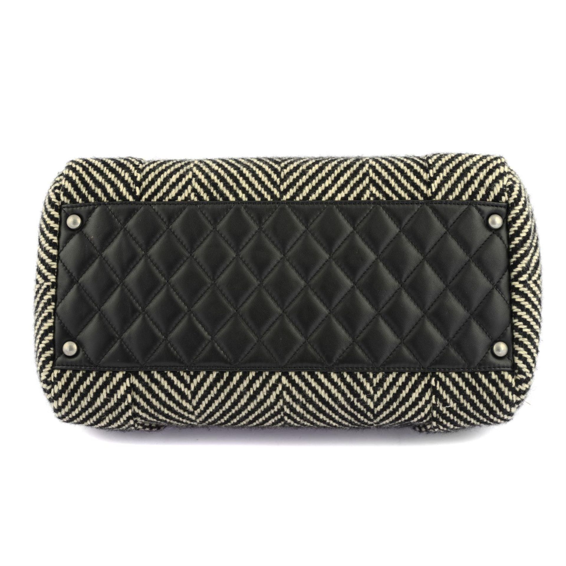 CHANEL - a chevron woven fabric handbag. - Image 5 of 5