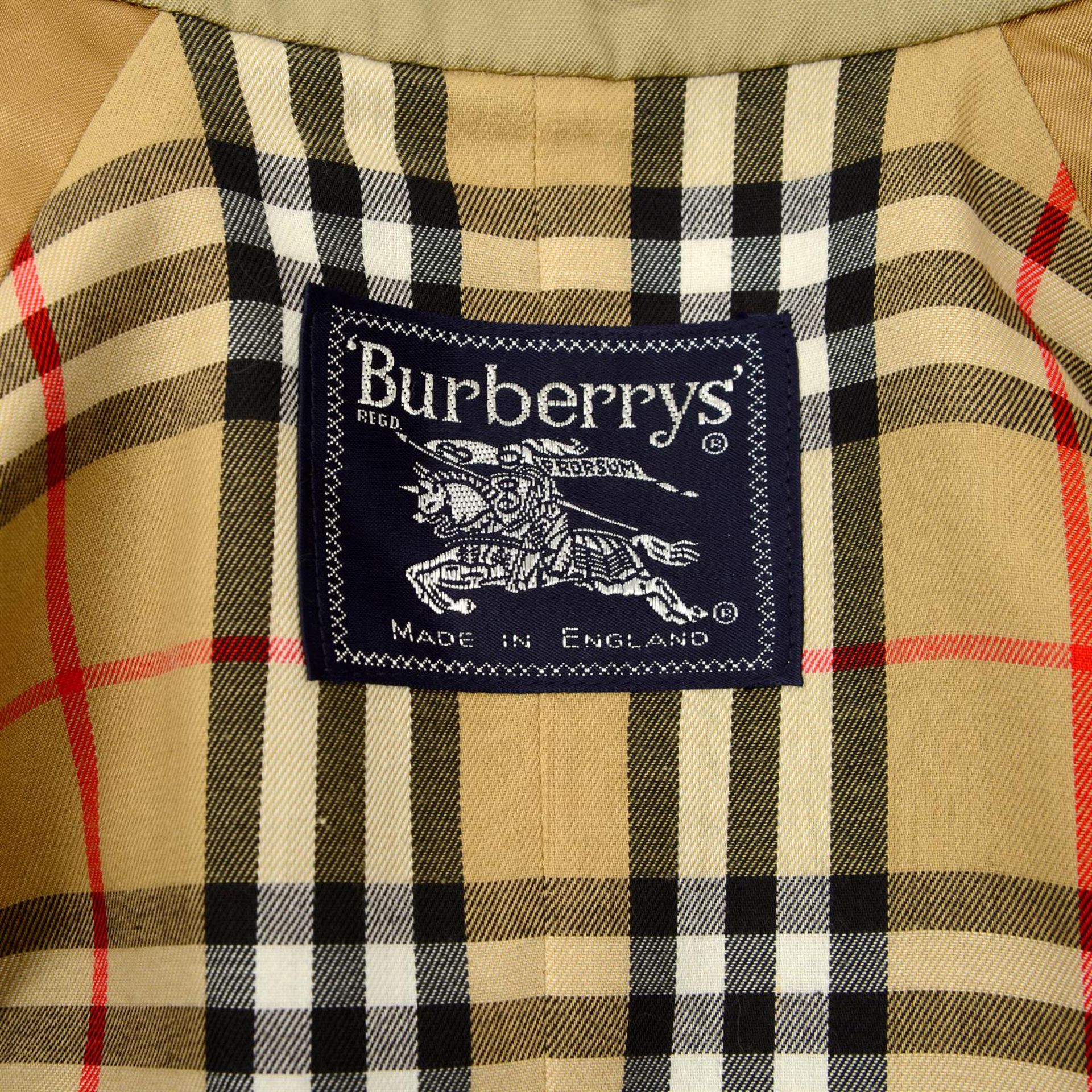 BURBERRY - a beige belted trench coat. - Bild 5 aus 6