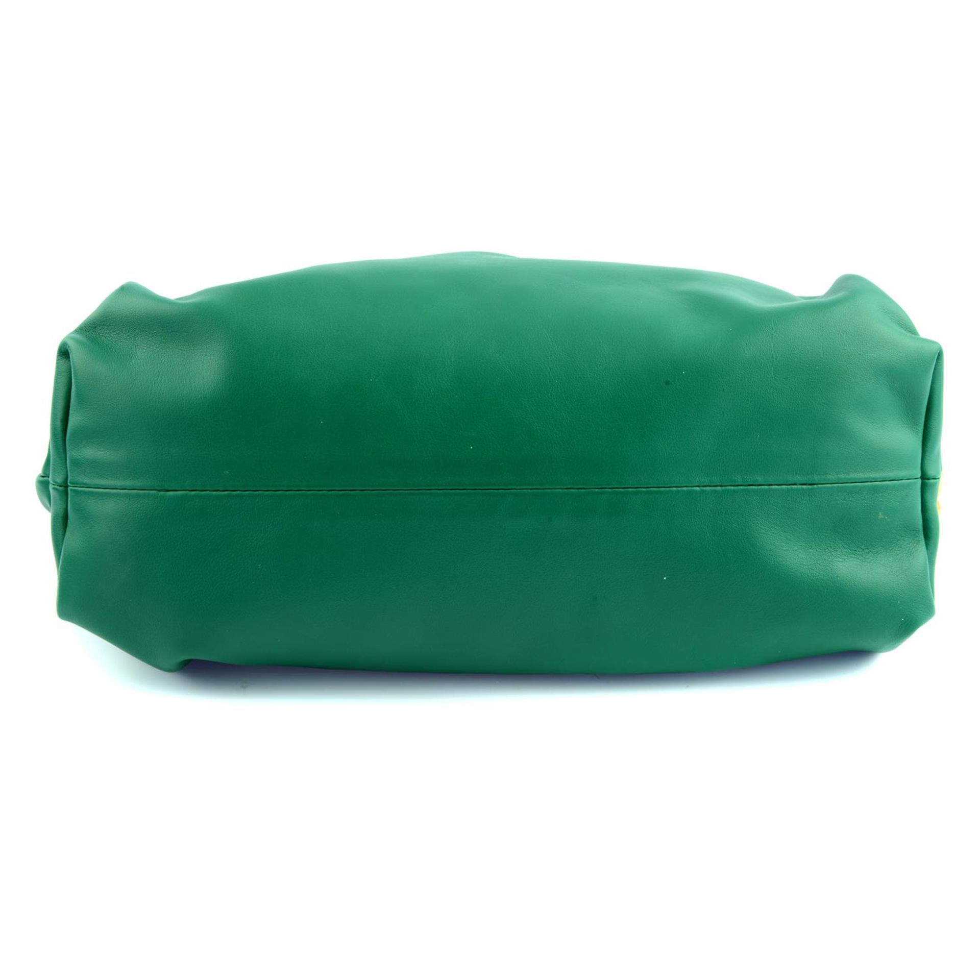 BOTTEGA VENETA - a green leather chain pouch. - Image 4 of 4