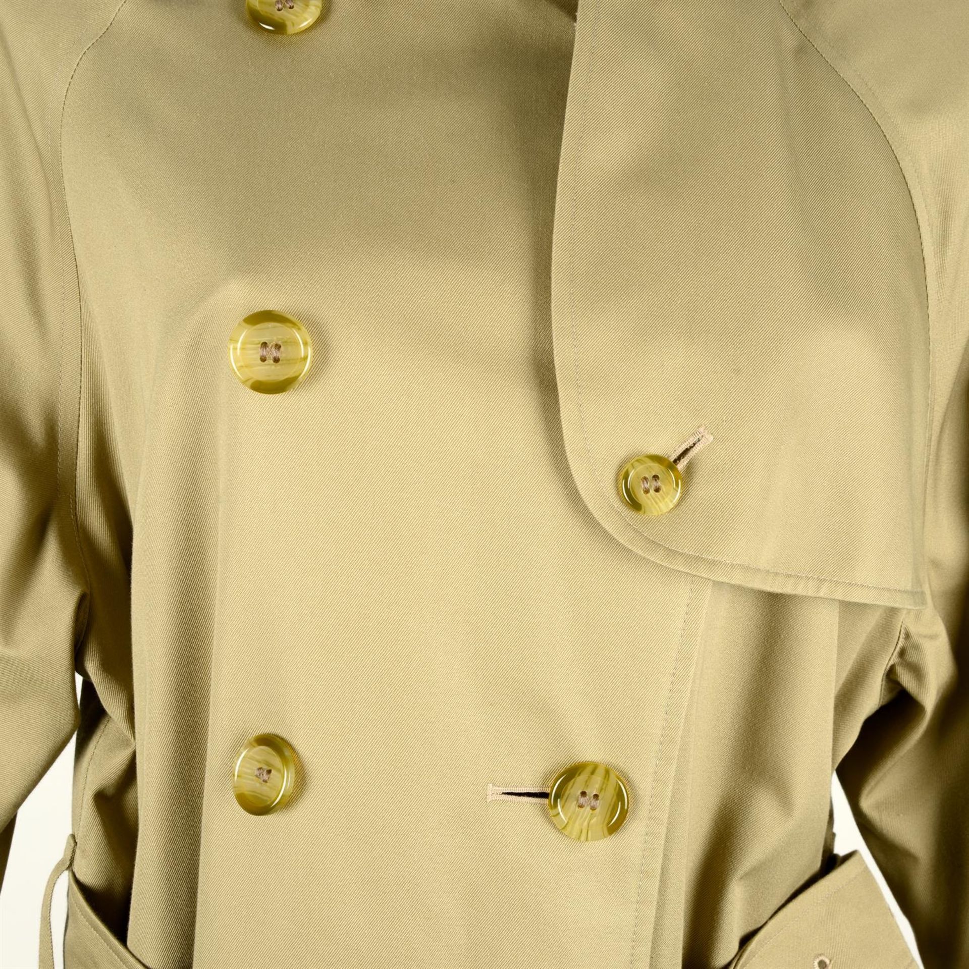 BURBERRY - a beige belted trench coat. - Bild 4 aus 6