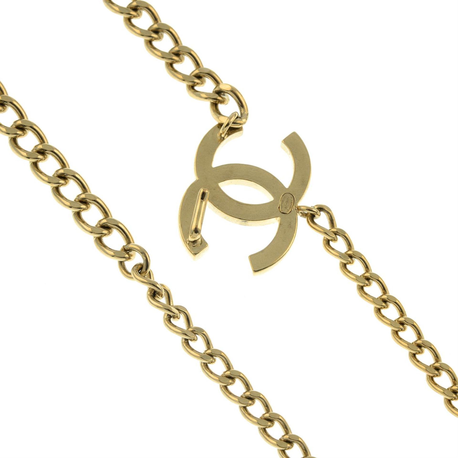 CHANEL - a CC logo chain belt. - Image 3 of 3