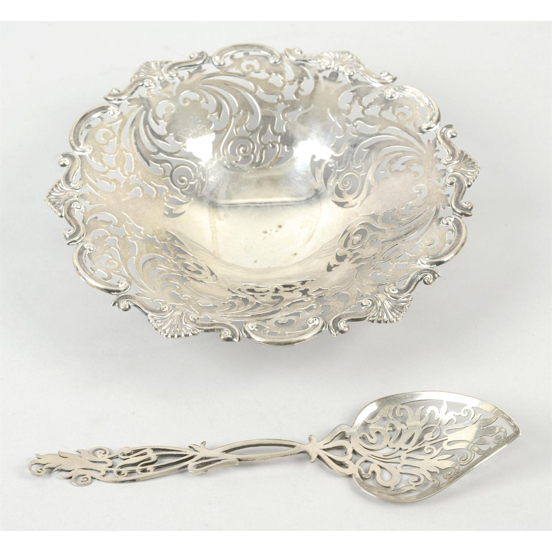 An Edwardian silver pierced fruit dish and serving spoon.