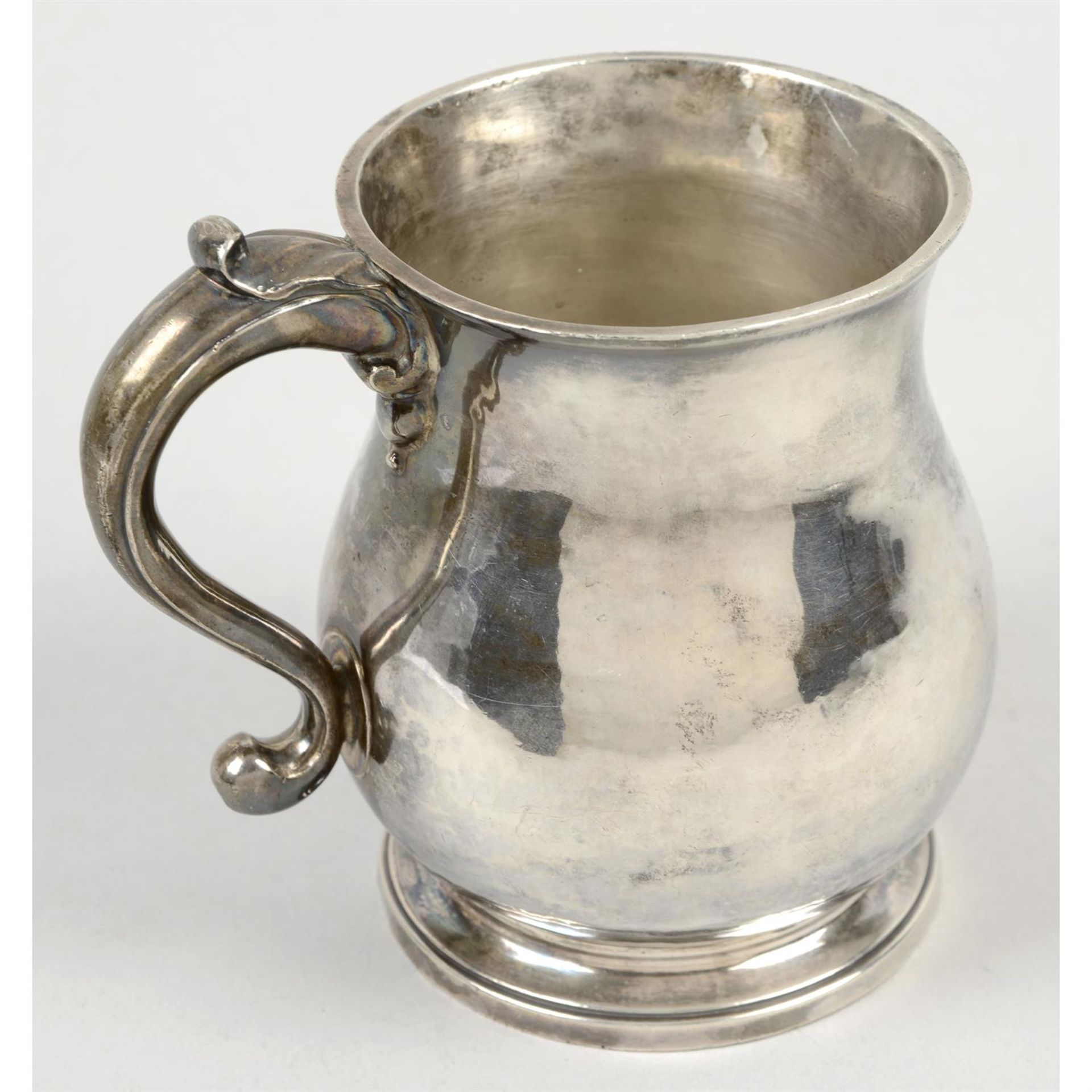 A George I Britannia silver baluster mug. - Bild 2 aus 4
