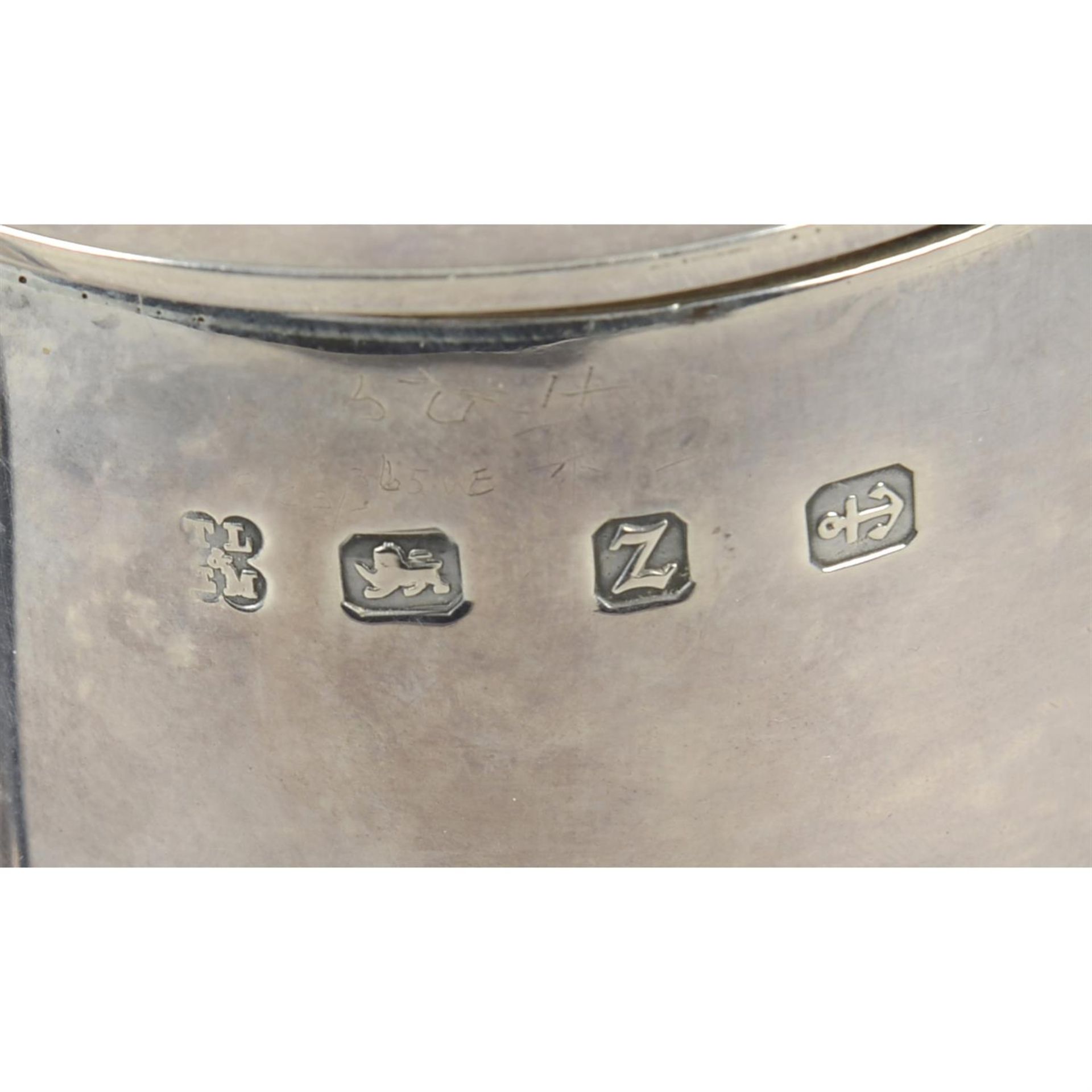 A late Victorian silver mounted & glass claret jug. - Bild 3 aus 3
