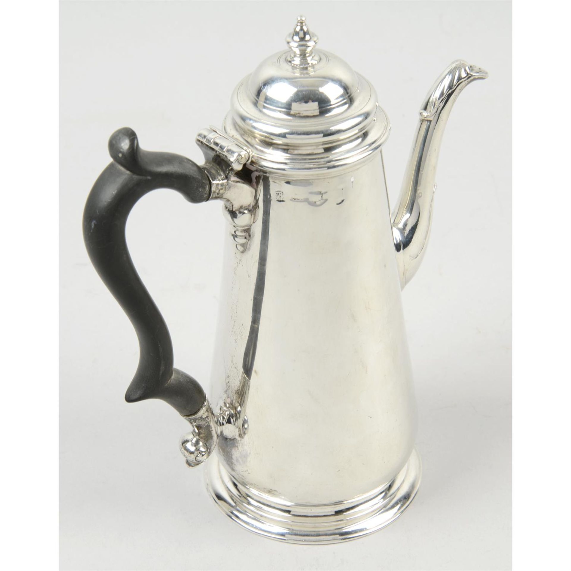 A George II silver coffee/chocolate pot. - Bild 2 aus 3