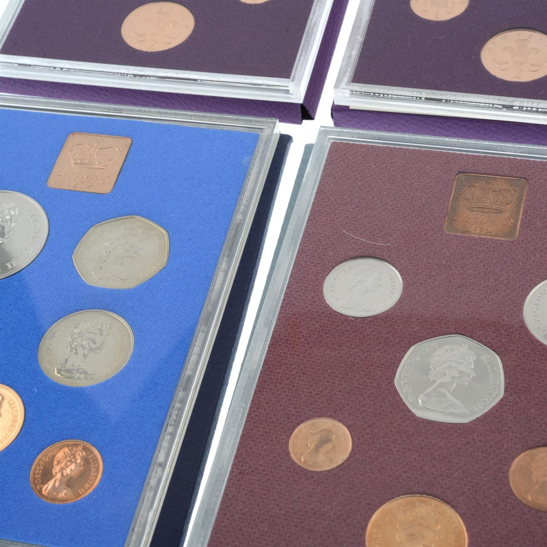 Elizabeth II, Royal Mint Proof Year Sets, plus modern commemorative Crowns, etc. (lot). - Image 2 of 5