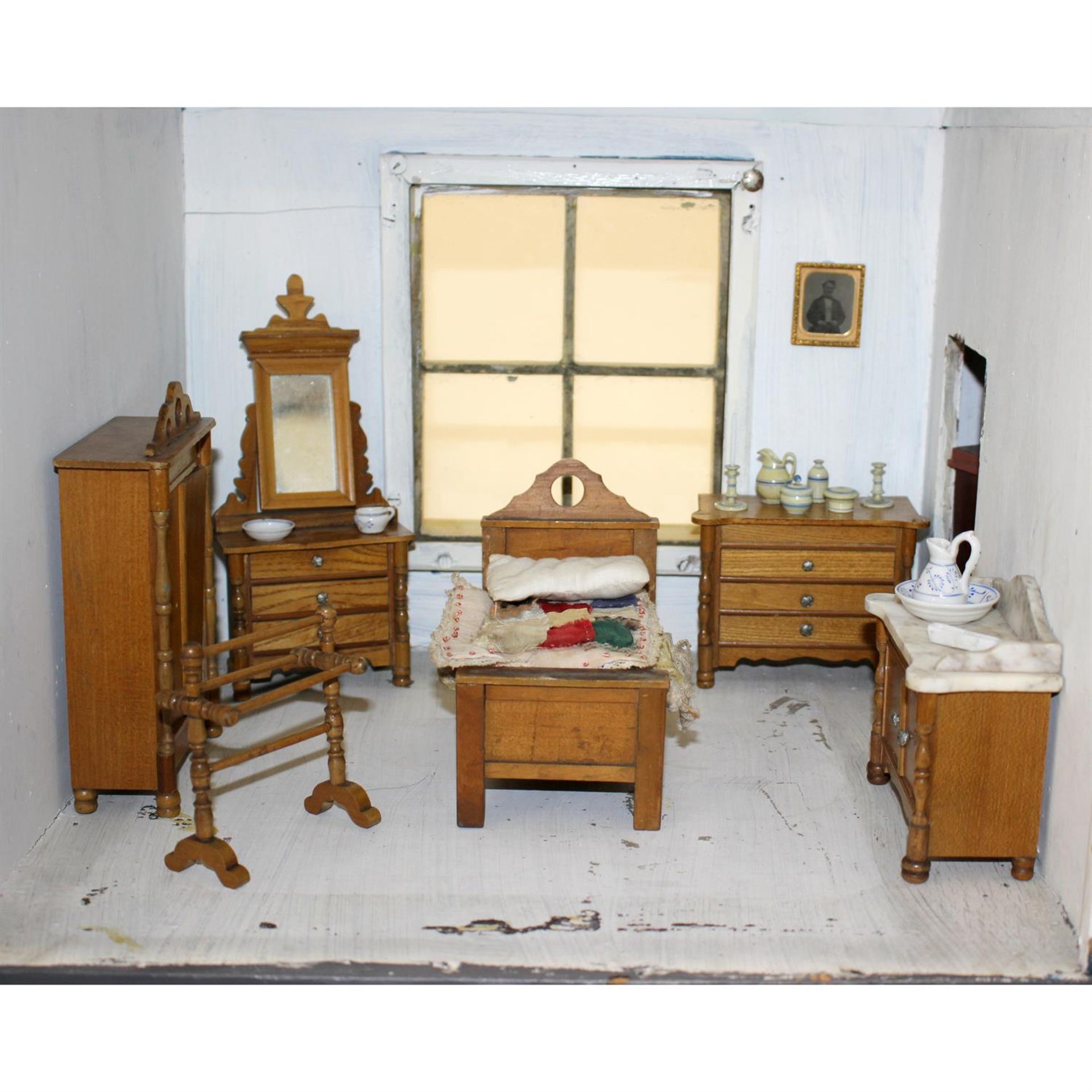 A large late 19th century painted wooden dolls house with miniature furniture and contents. - Bild 8 aus 14