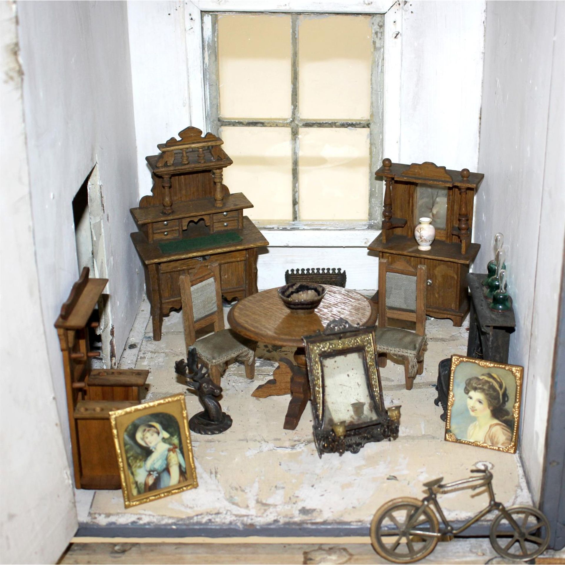 A large late 19th century painted wooden dolls house with miniature furniture and contents. - Bild 13 aus 14