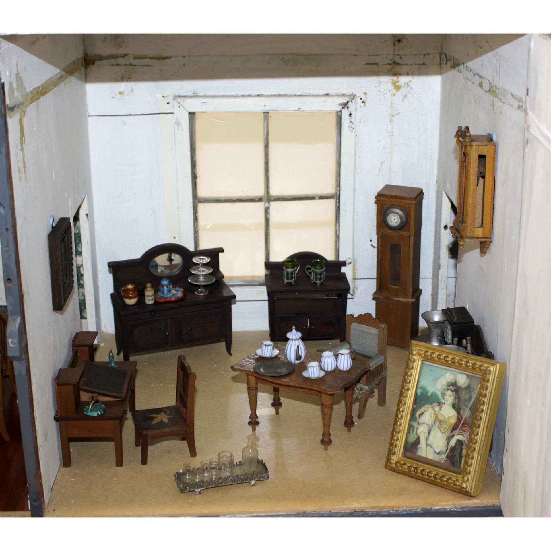 A large late 19th century painted wooden dolls house with miniature furniture and contents. - Bild 12 aus 14