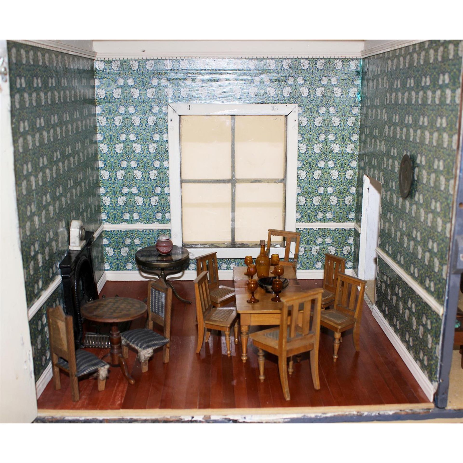 A large late 19th century painted wooden dolls house with miniature furniture and contents. - Bild 11 aus 14