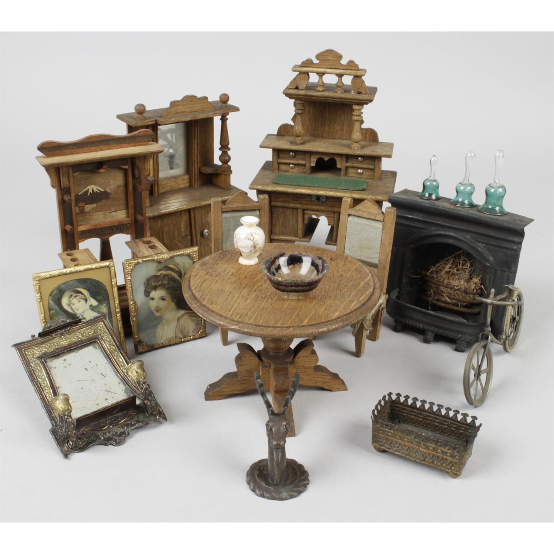 A large late 19th century painted wooden dolls house with miniature furniture and contents. - Bild 7 aus 14