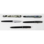 A mixed selection of five assorted fountain pens, to include Mentmore and Parker examples, etc.