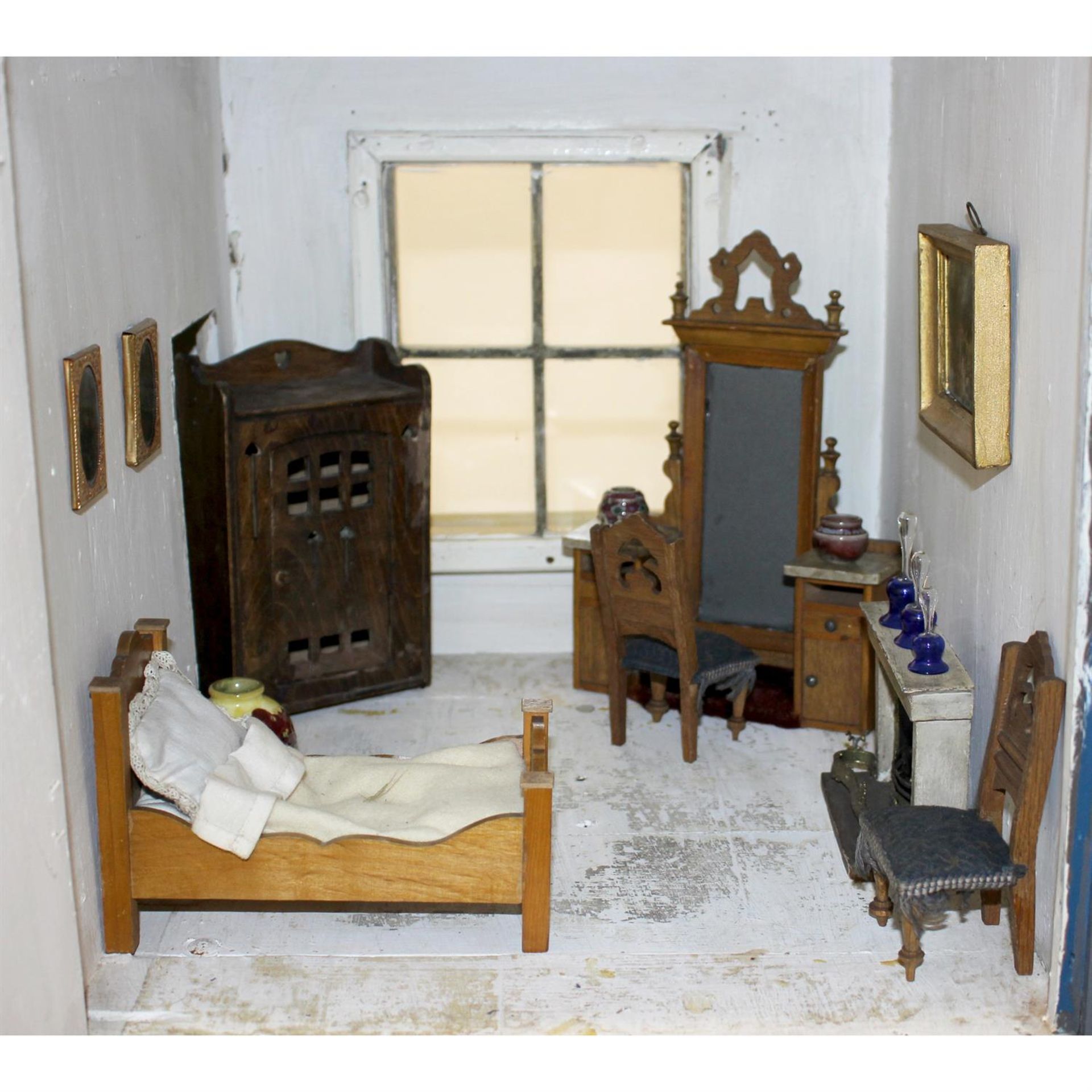 A large late 19th century painted wooden dolls house with miniature furniture and contents. - Bild 10 aus 14