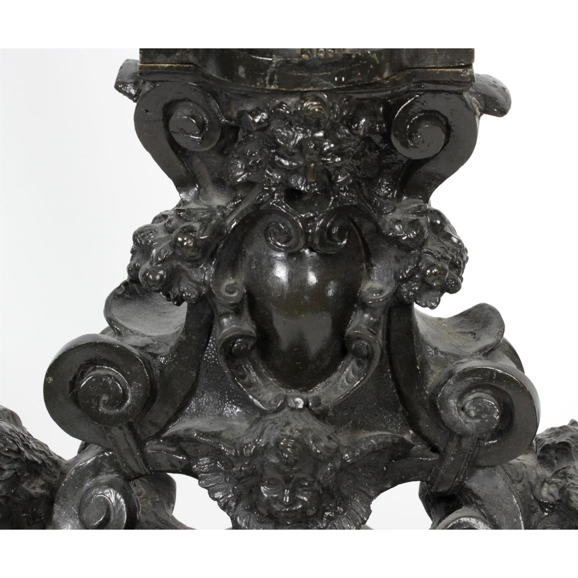 An impressive antique Italian Renaissance style pair of bronze andirons. - Bild 6 aus 12