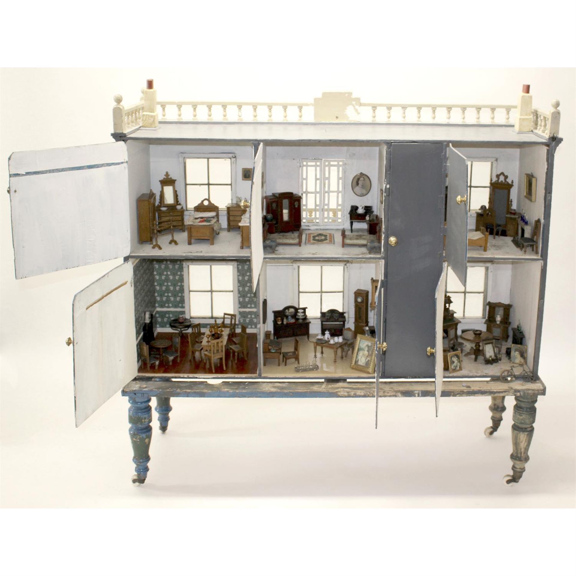 A large late 19th century painted wooden dolls house with miniature furniture and contents. - Bild 14 aus 14