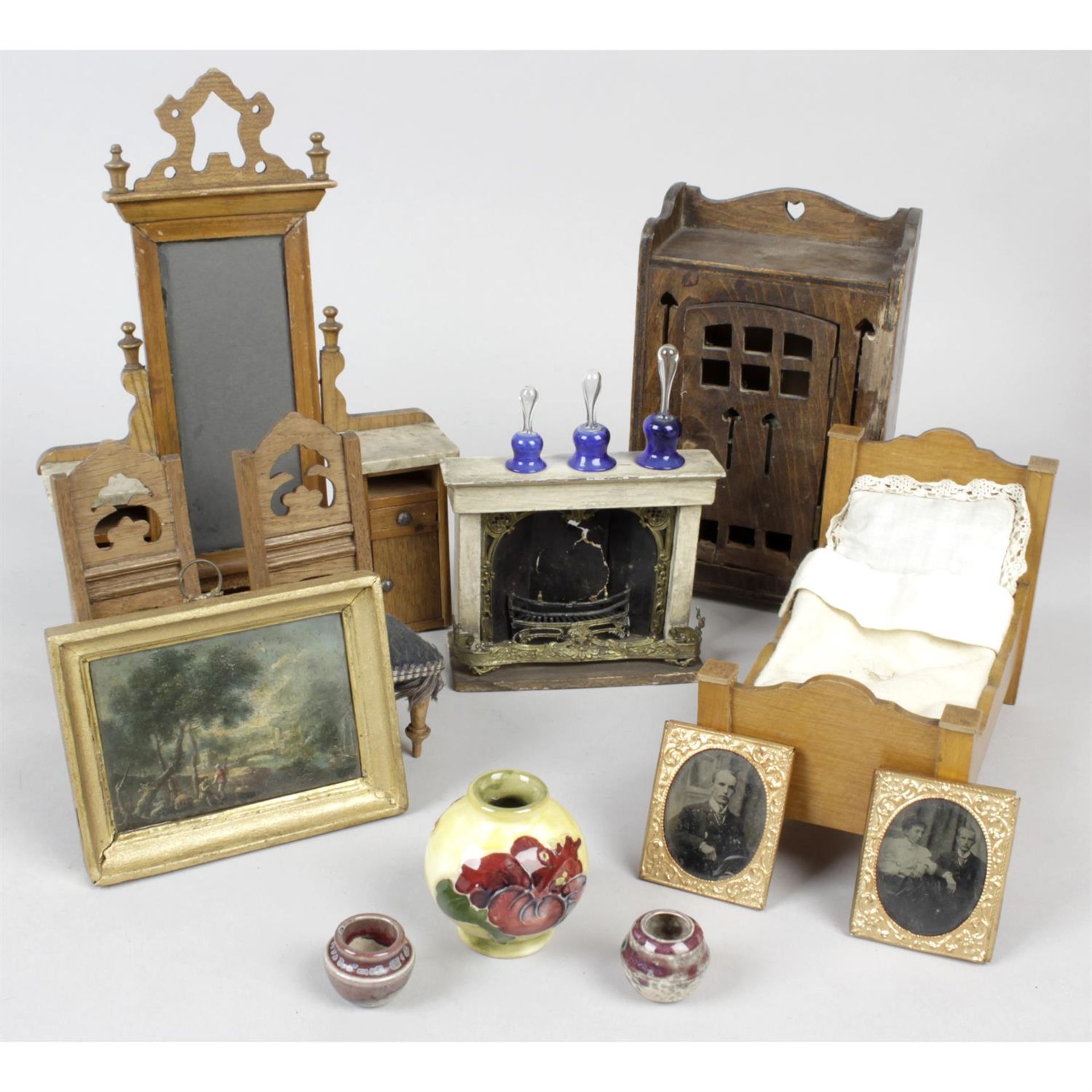 A large late 19th century painted wooden dolls house with miniature furniture and contents. - Bild 4 aus 14