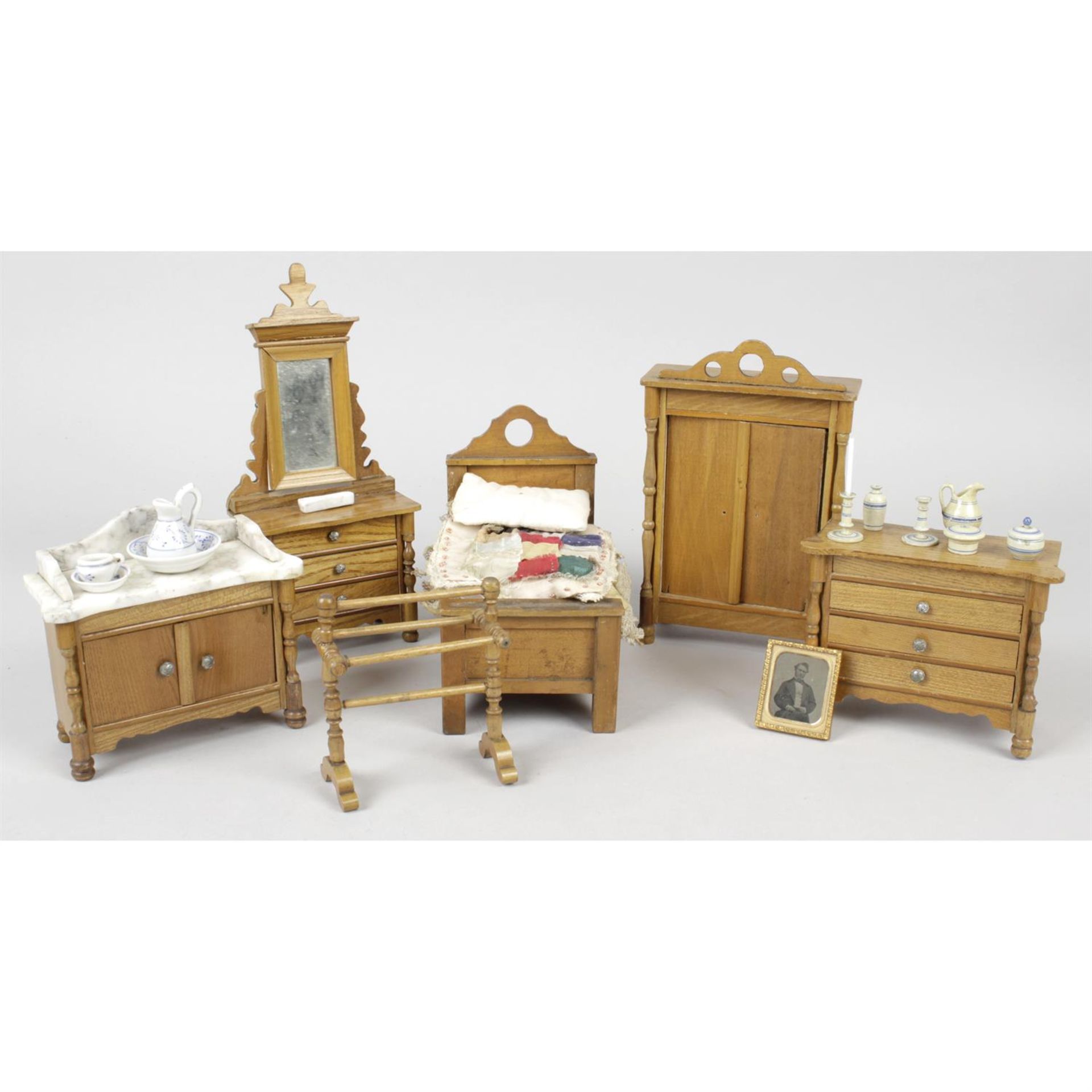 A large late 19th century painted wooden dolls house with miniature furniture and contents. - Bild 2 aus 14