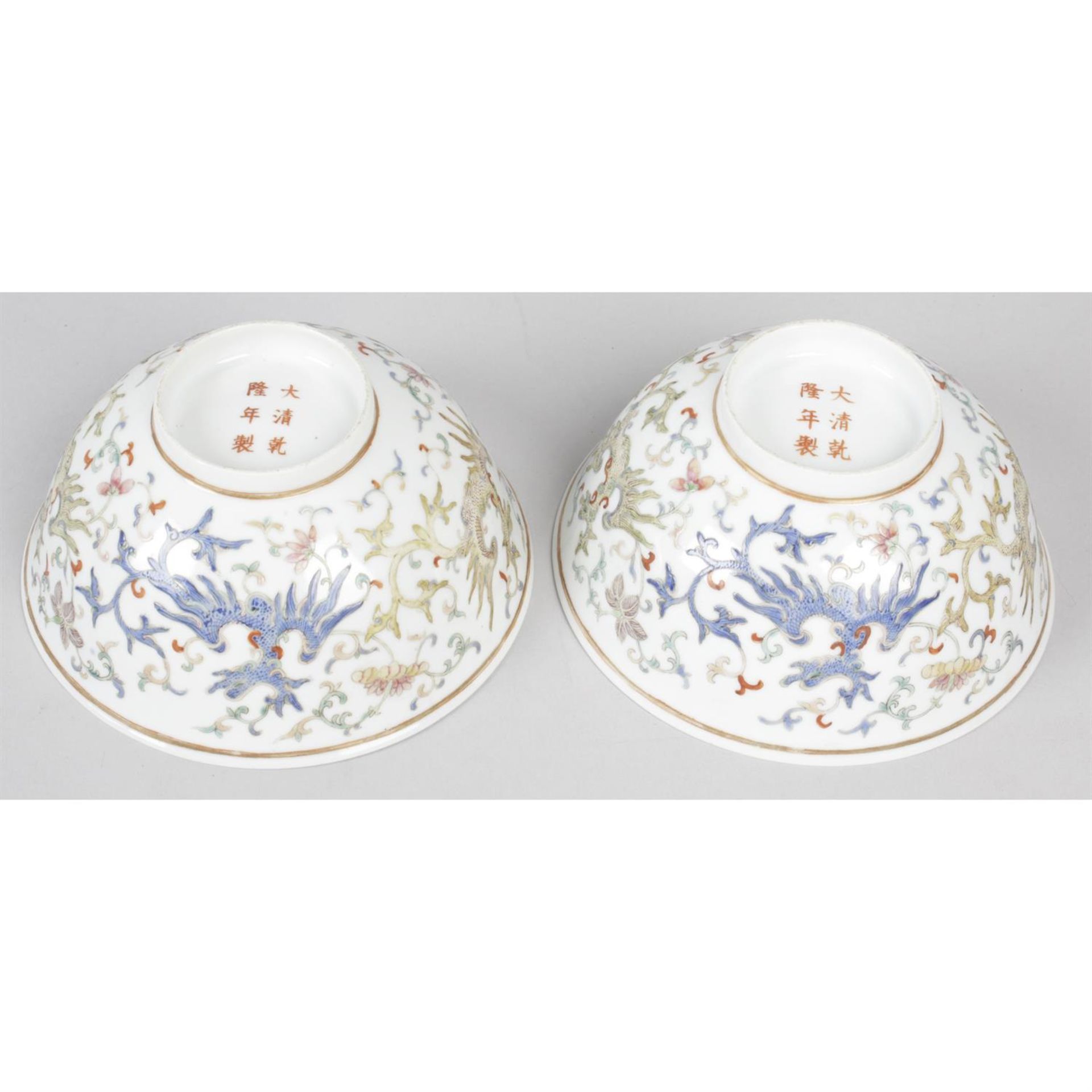 A pair of Chinese porcelain bowls. - Bild 2 aus 2