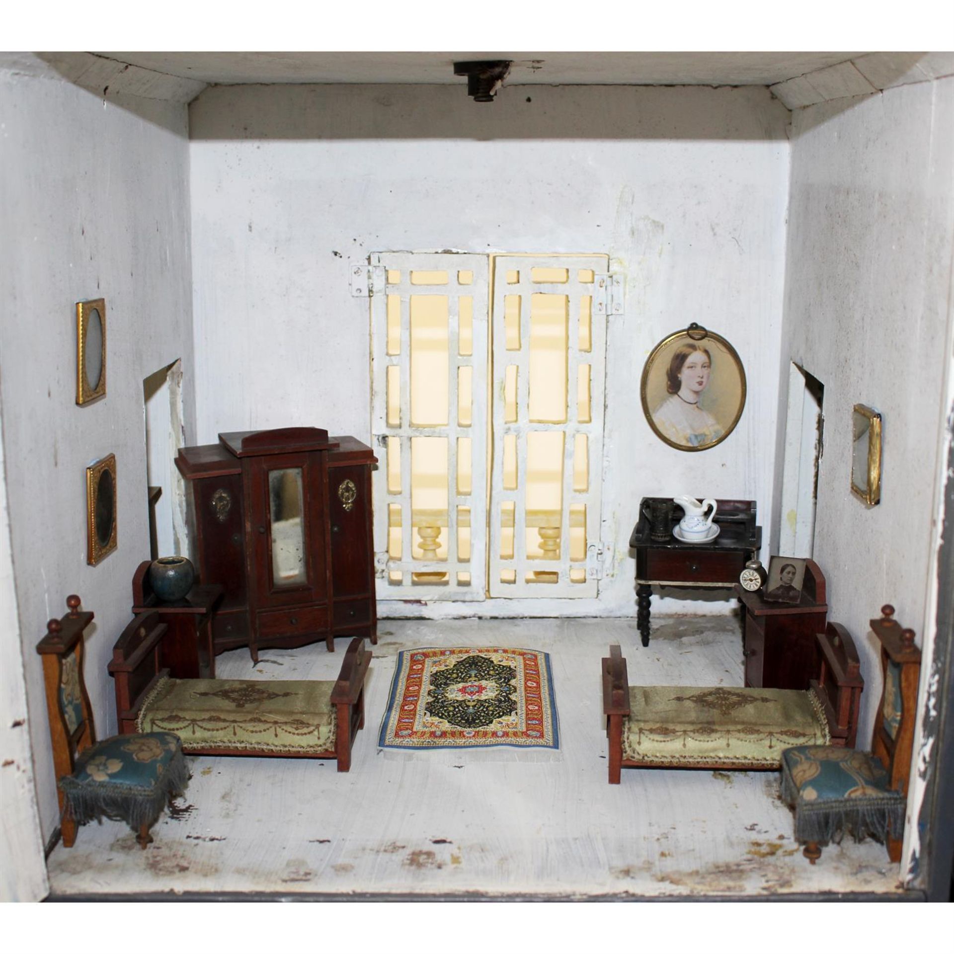 A large late 19th century painted wooden dolls house with miniature furniture and contents. - Bild 9 aus 14