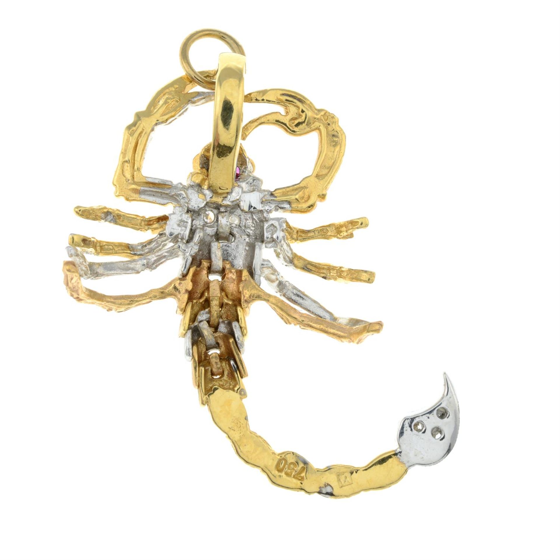 A ruby and colourless gem articulated scorpion tri-colour pendant. - Bild 2 aus 2