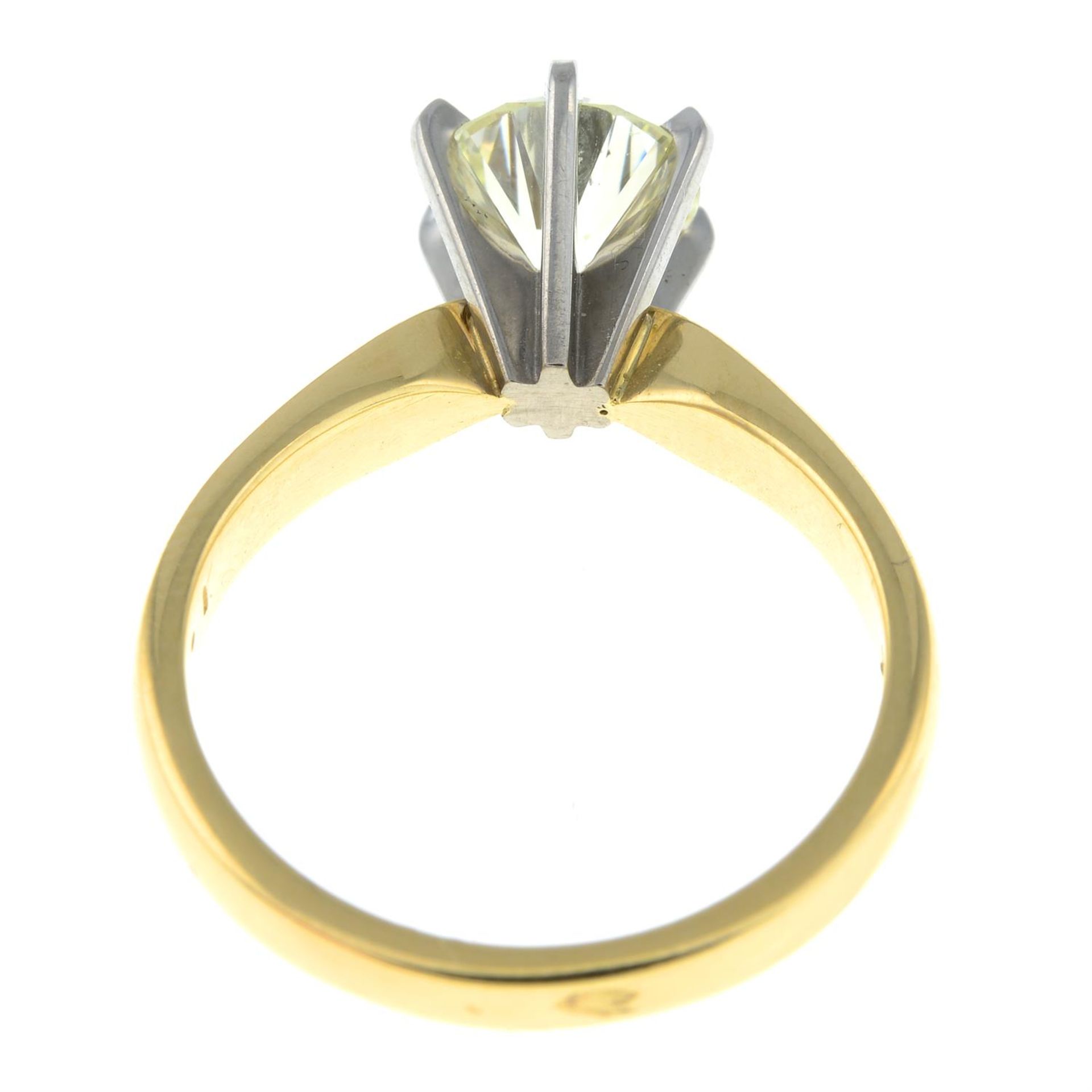 An 18ct gold brilliant-cut diamond single-stone ring. - Bild 2 aus 2