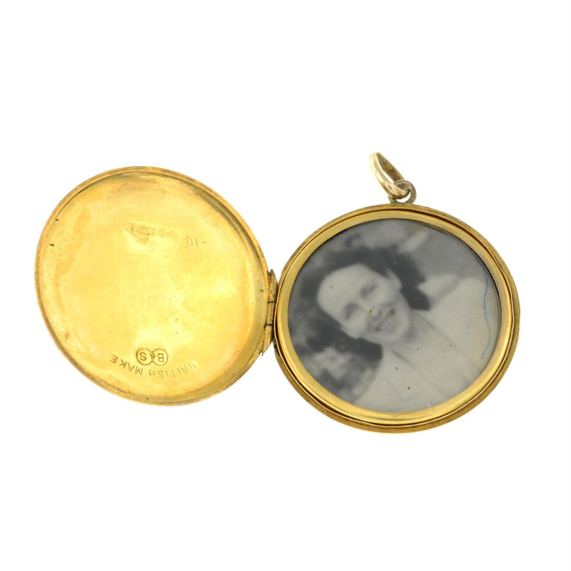 An early 20th century 9ct gold scrolling foliate single photo locket. - Bild 3 aus 3