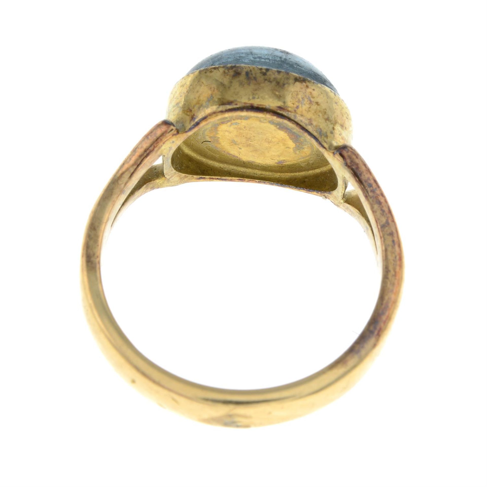 An Edwardian 18ct gold blue tourmaline single-stone ring. - Bild 2 aus 2