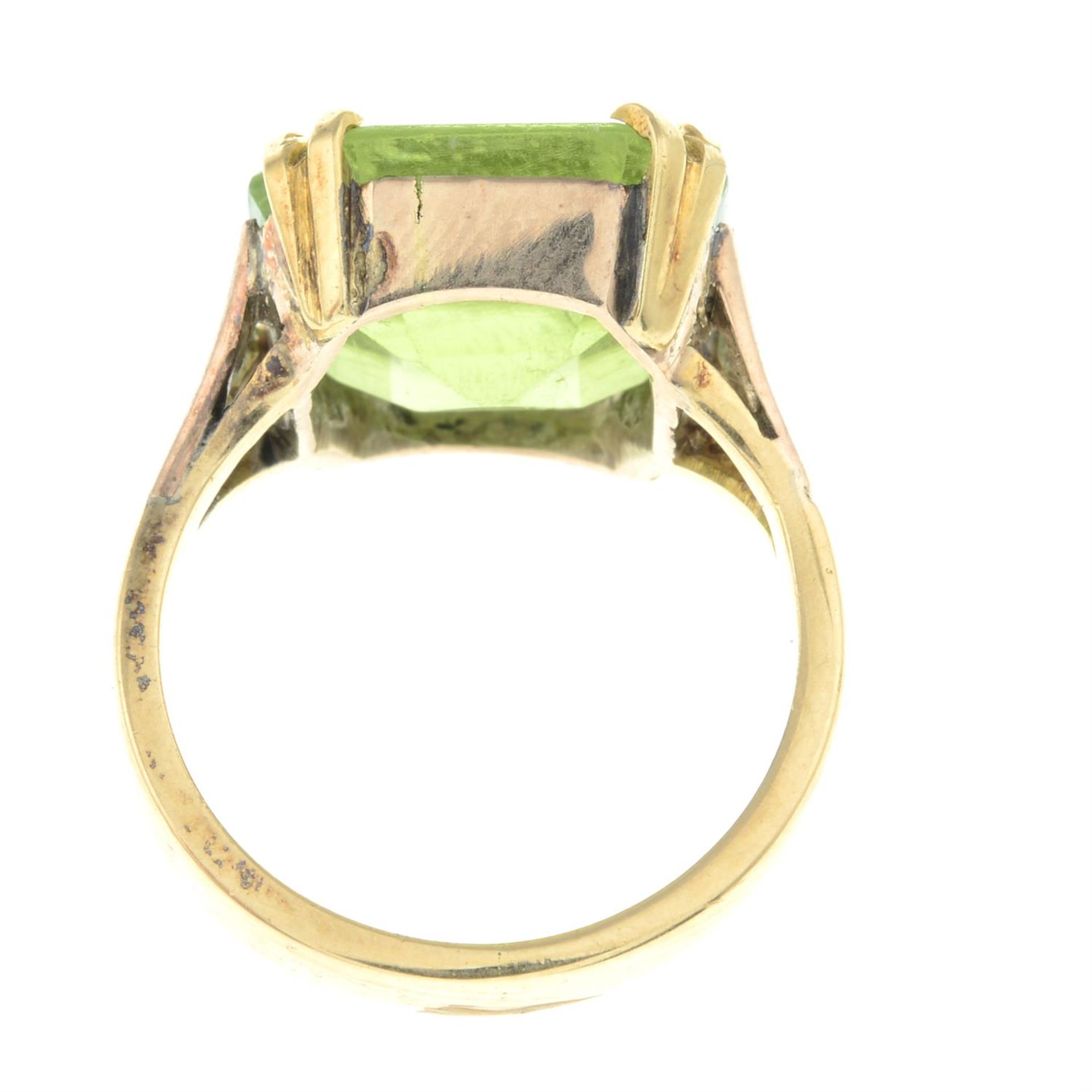 An early 20th century 18ct gold peridot single-stone ring. - Bild 2 aus 2