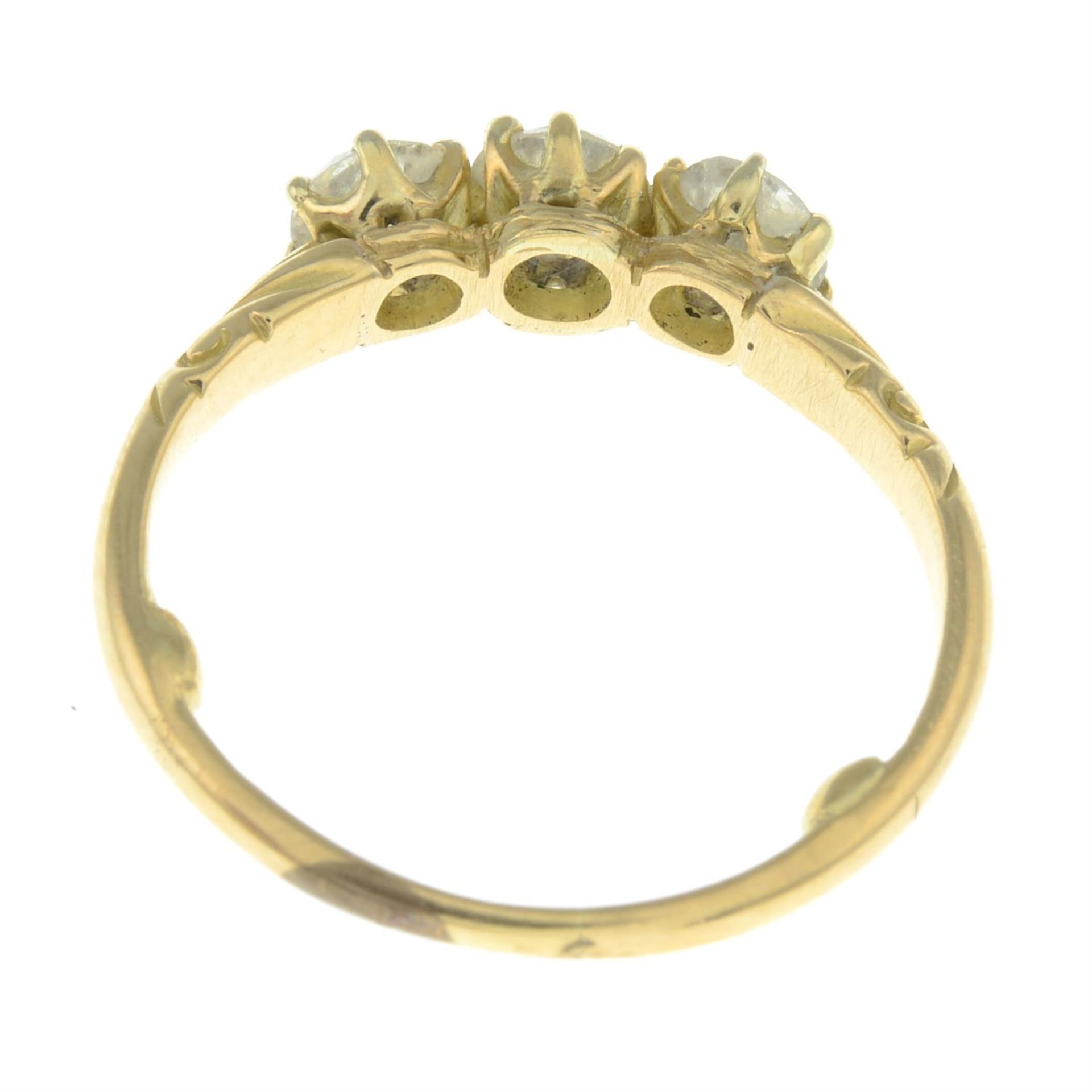 An early 20th century 18ct gold old-cut diamond three-stone ring. - Bild 2 aus 2