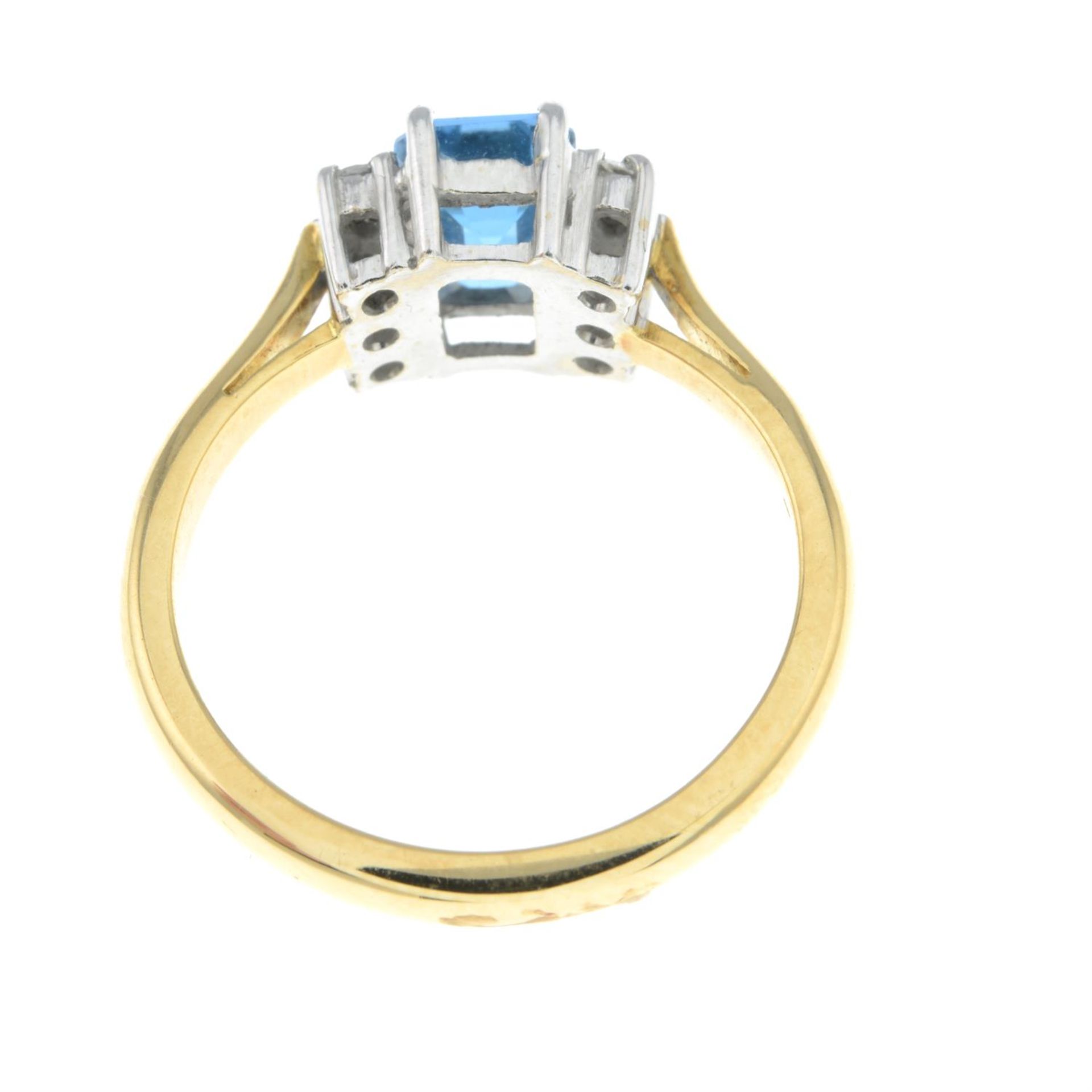 An 18ct gold blue topaz single-stone ring, with brilliant-cut diamond highlights. - Bild 2 aus 2